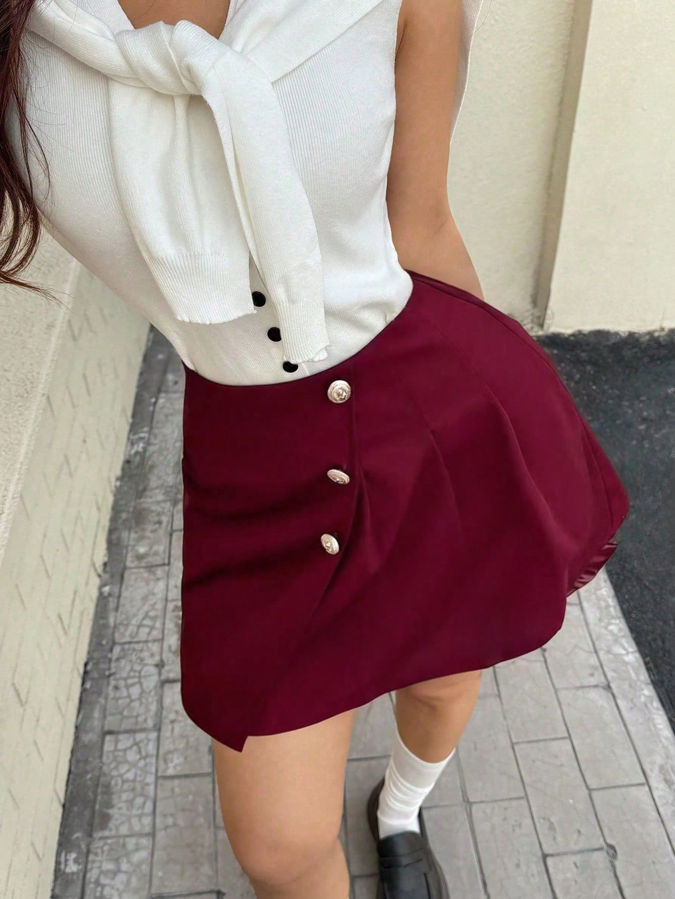 Falda mini asimétrica negra elegante para mujer EARO, de cintura alta con diseño de botones y pliegues, pieza versátil y elegante para el trabajo y las citas, verano