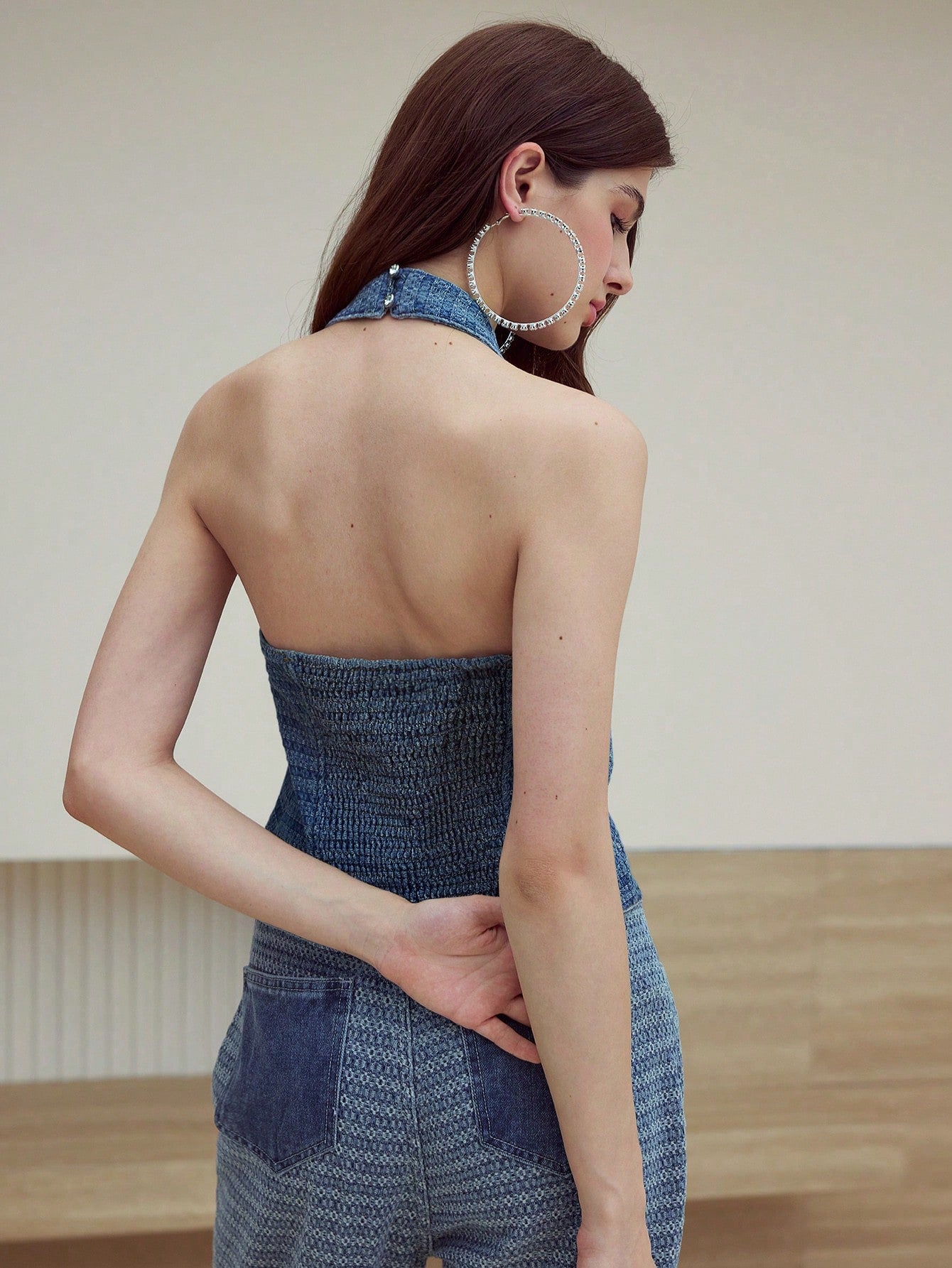 MOTF STUDIO Top de denim con escote de halter con strass