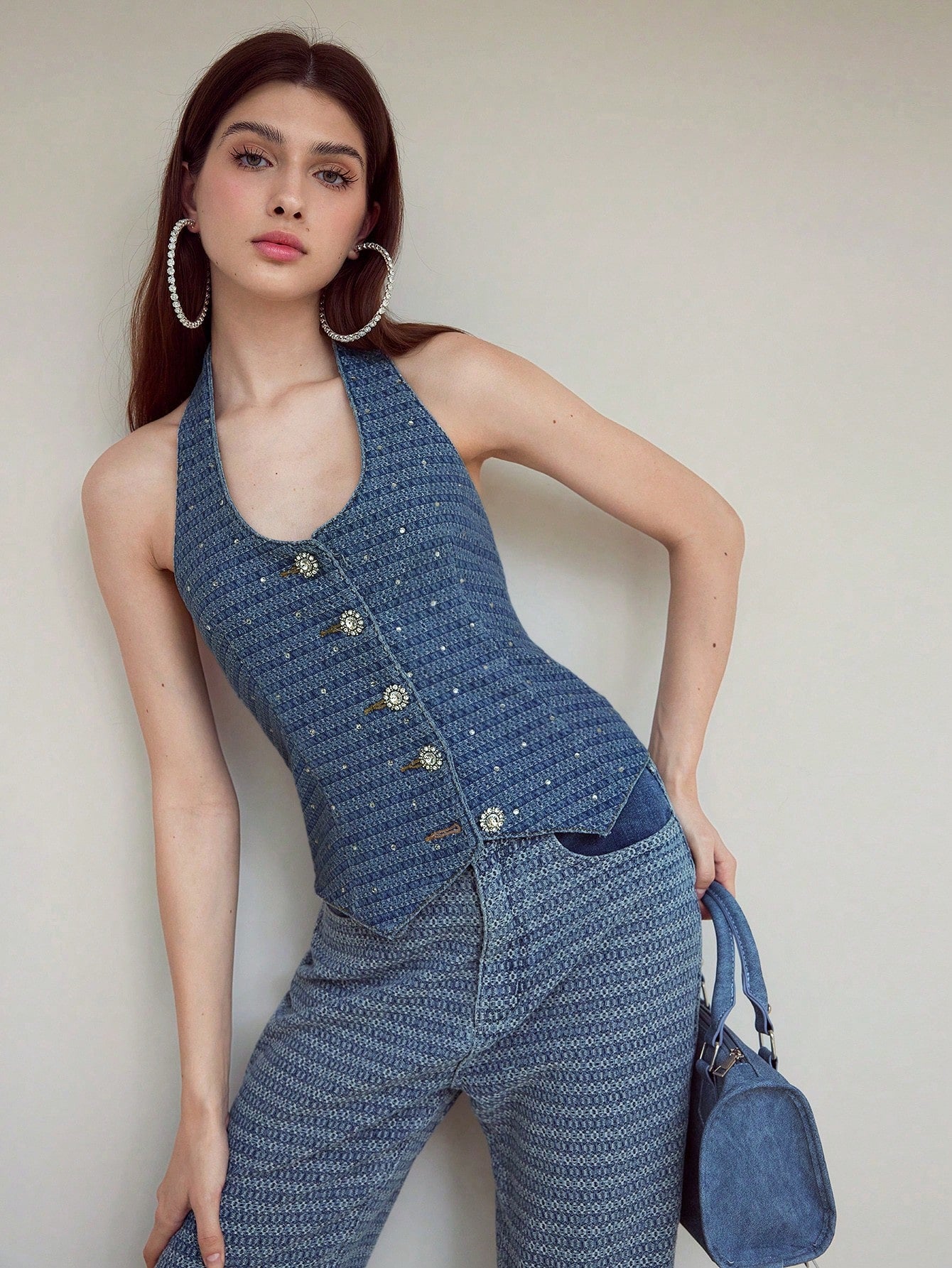 MOTF STUDIO Top de denim con escote de halter con strass