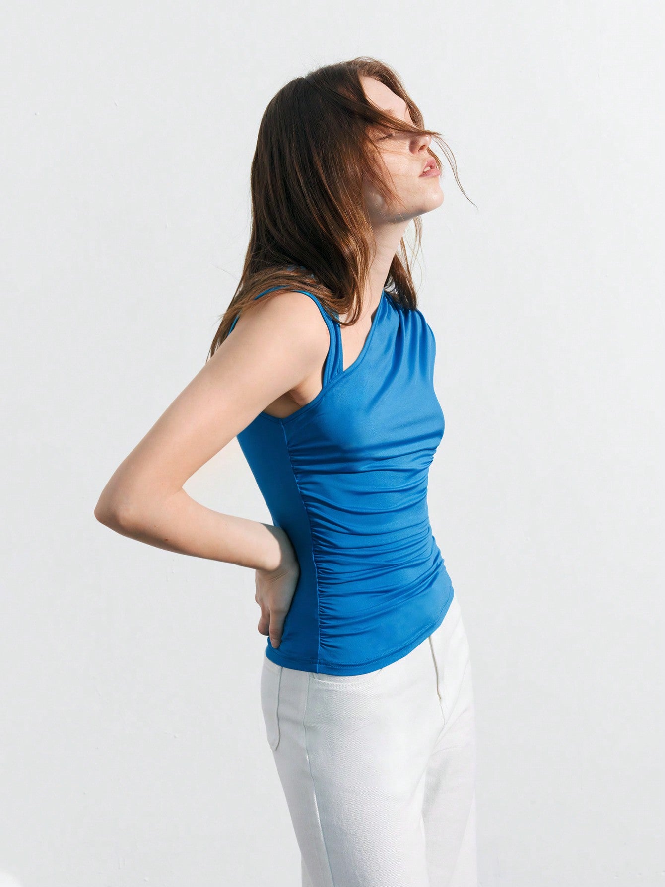 SHEIN Maija Top de tanque arrugado con cuello asimétrico y diseño de hombros descubiertos en unicolor para mujer