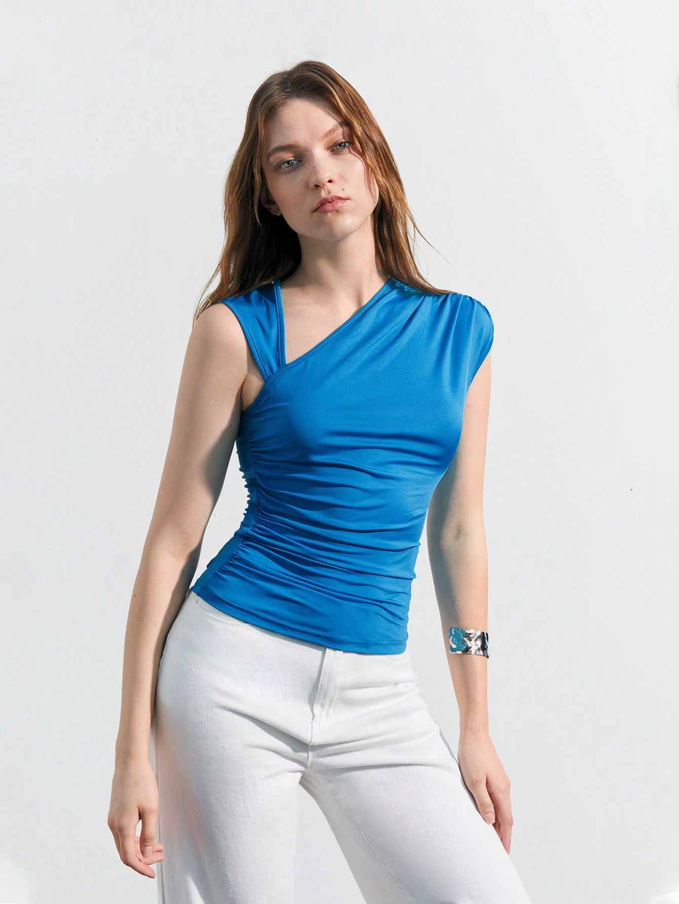 SHEIN Maija Top de tanque arrugado con cuello asimétrico y diseño de hombros descubiertos en unicolor para mujer