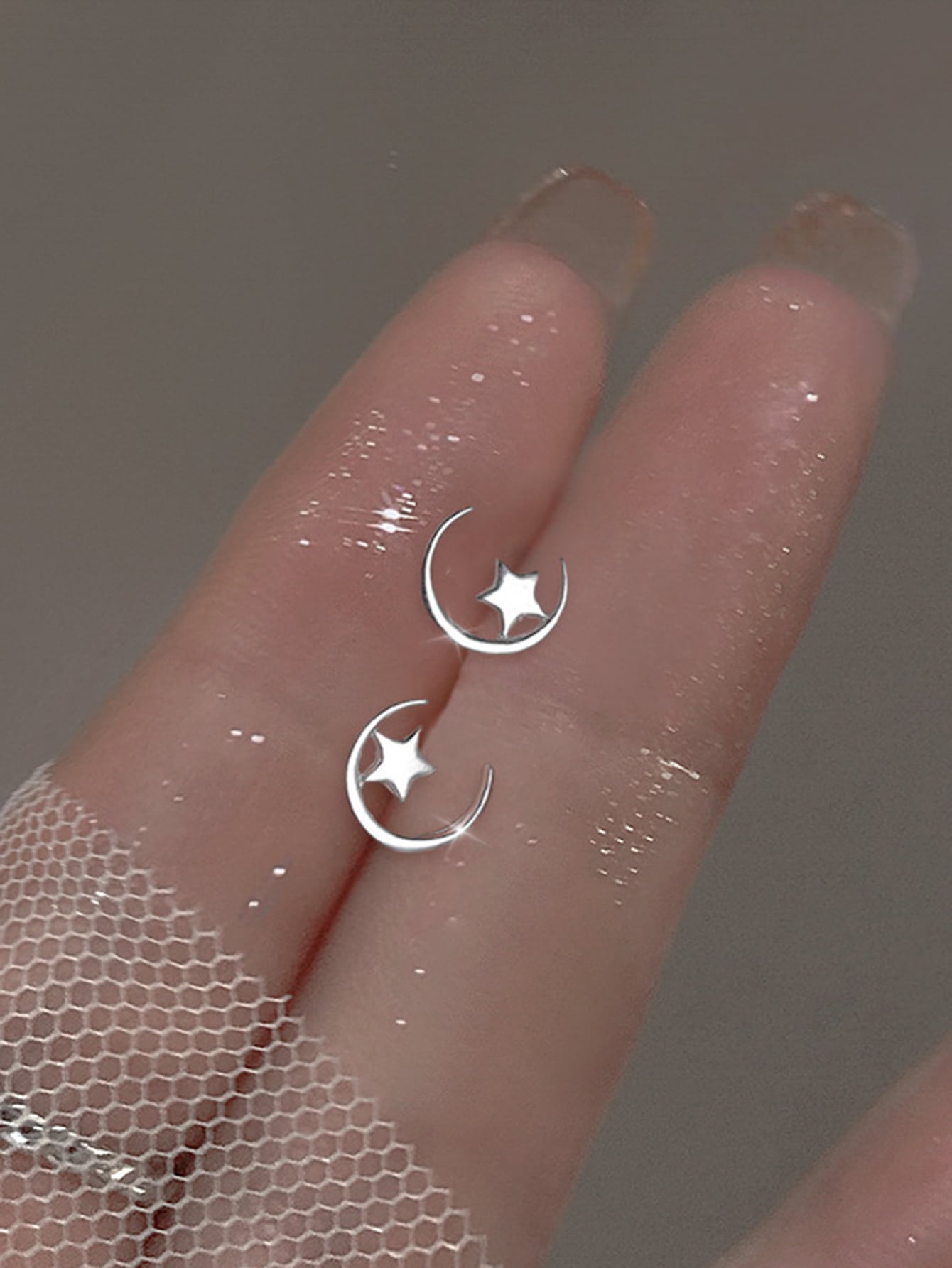 2 pendientes de tuerca con diseñoación de estrella y luna