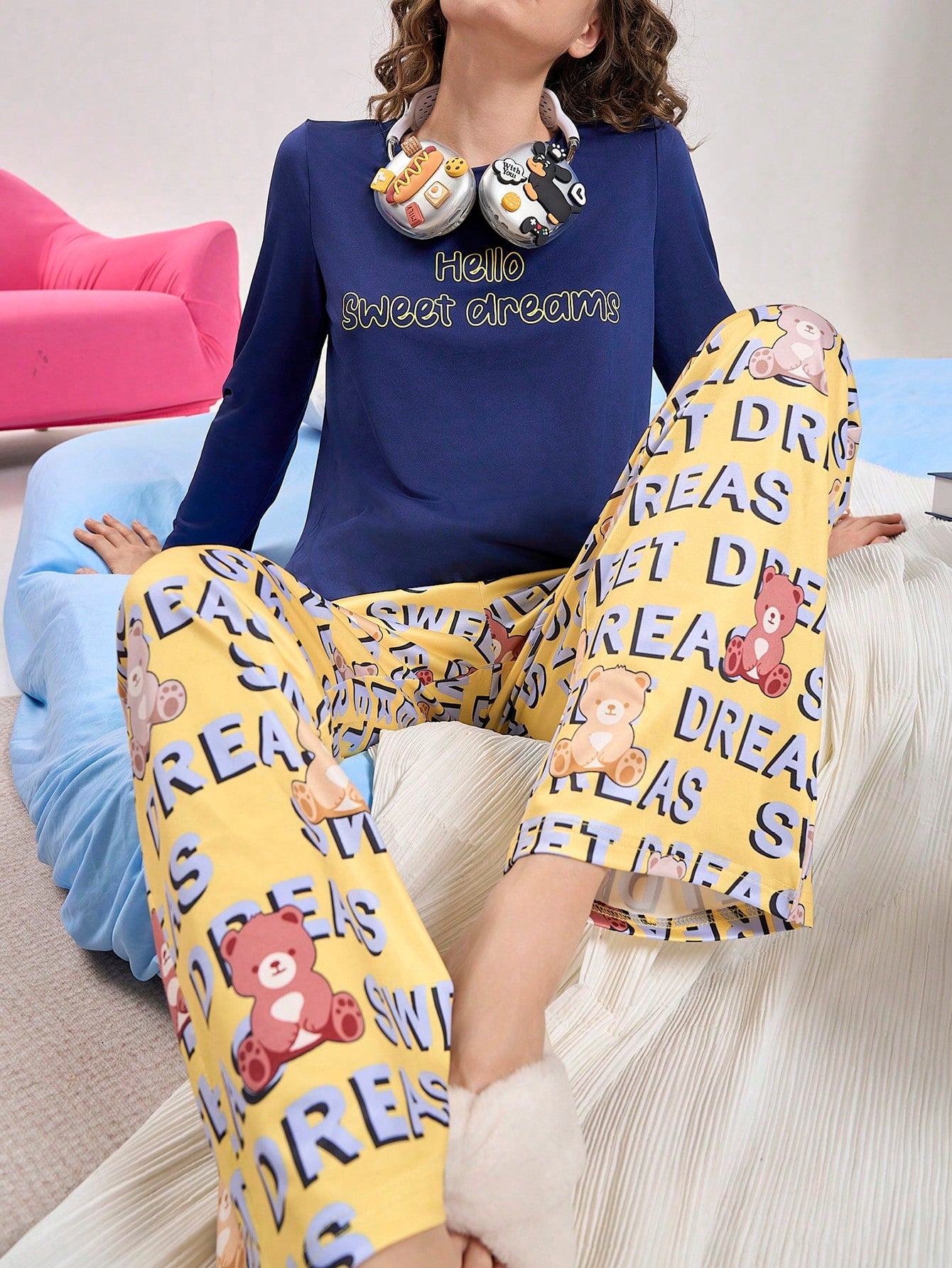 SHEIN Chillnights Conjunto de pijama con top de cuello redondo con estampado de lema y pantalones con gráfico de letra para mujeres