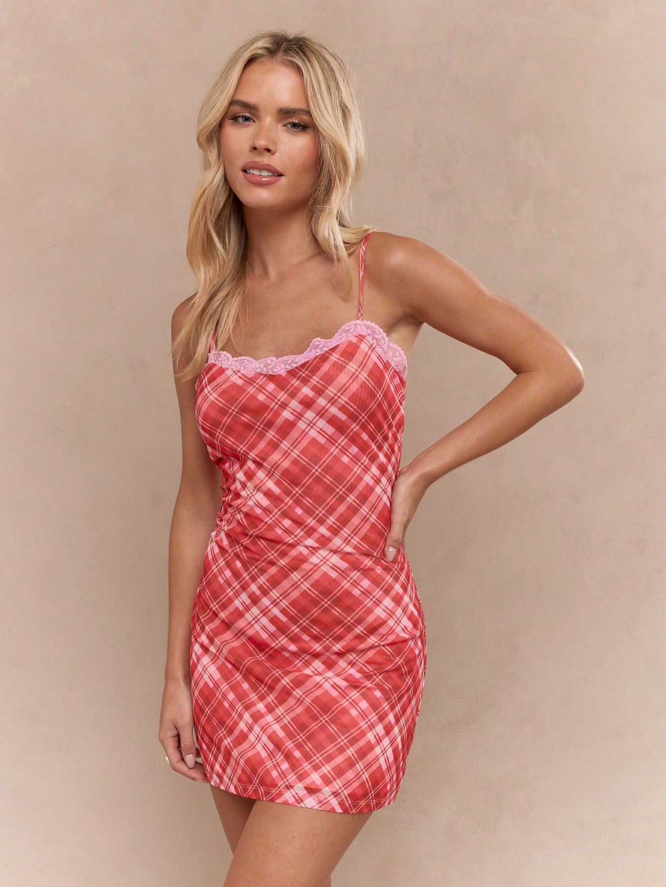 MISSGUIDED Vestido mini de camisa ajustado con estampado de cuadros vichy y ribete de encaje