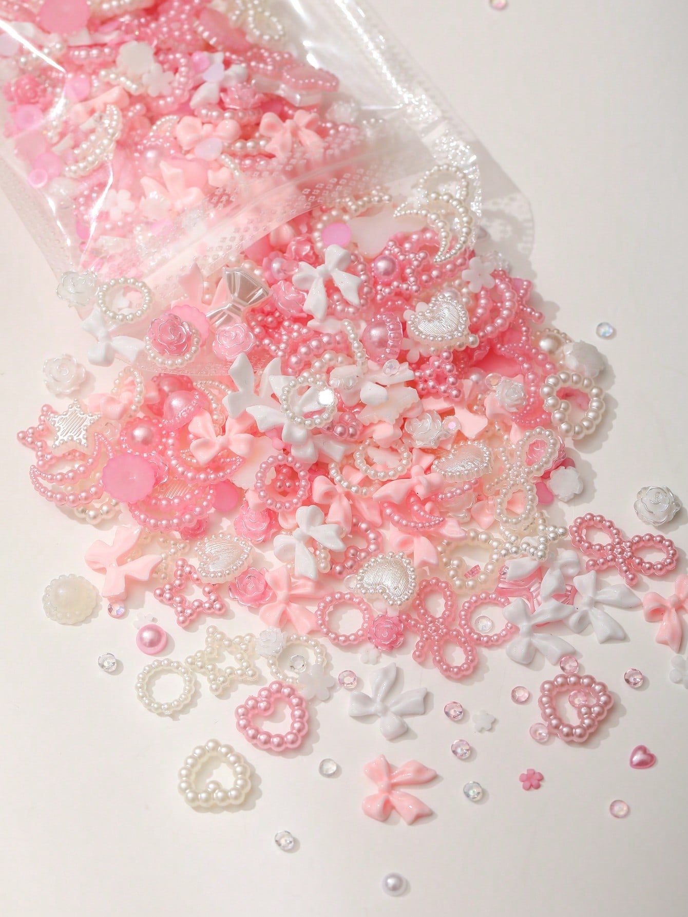 50 piezas Ornamentos de manicura de uñas de resina mezclados de varios modelos en rosa y blanco con diamantes de imitación en forma de perla Y2K, corazón, lazo, copo de nieve, brillo