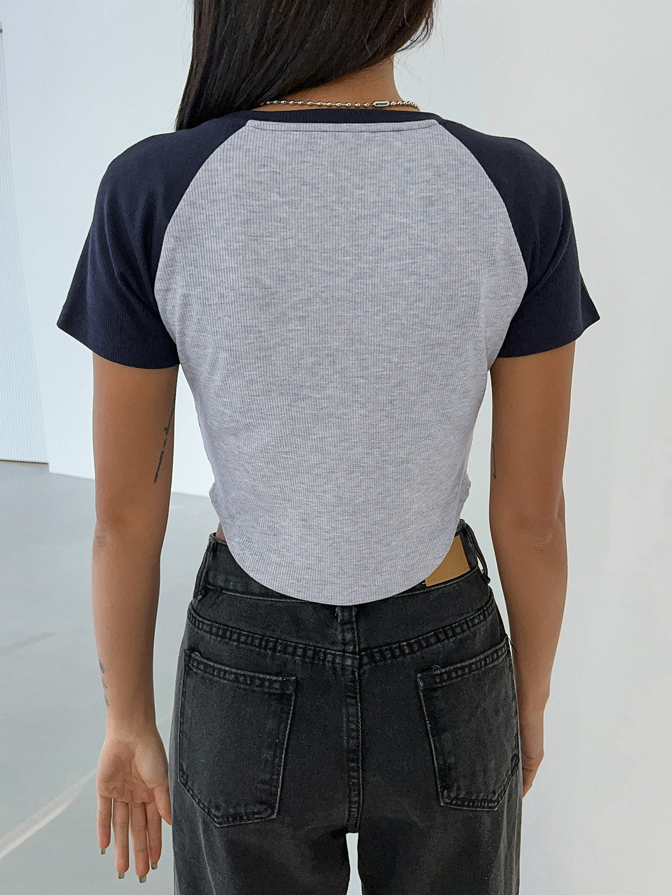 DAZY Camiseta con estampado de letra en contraste de manga raglán