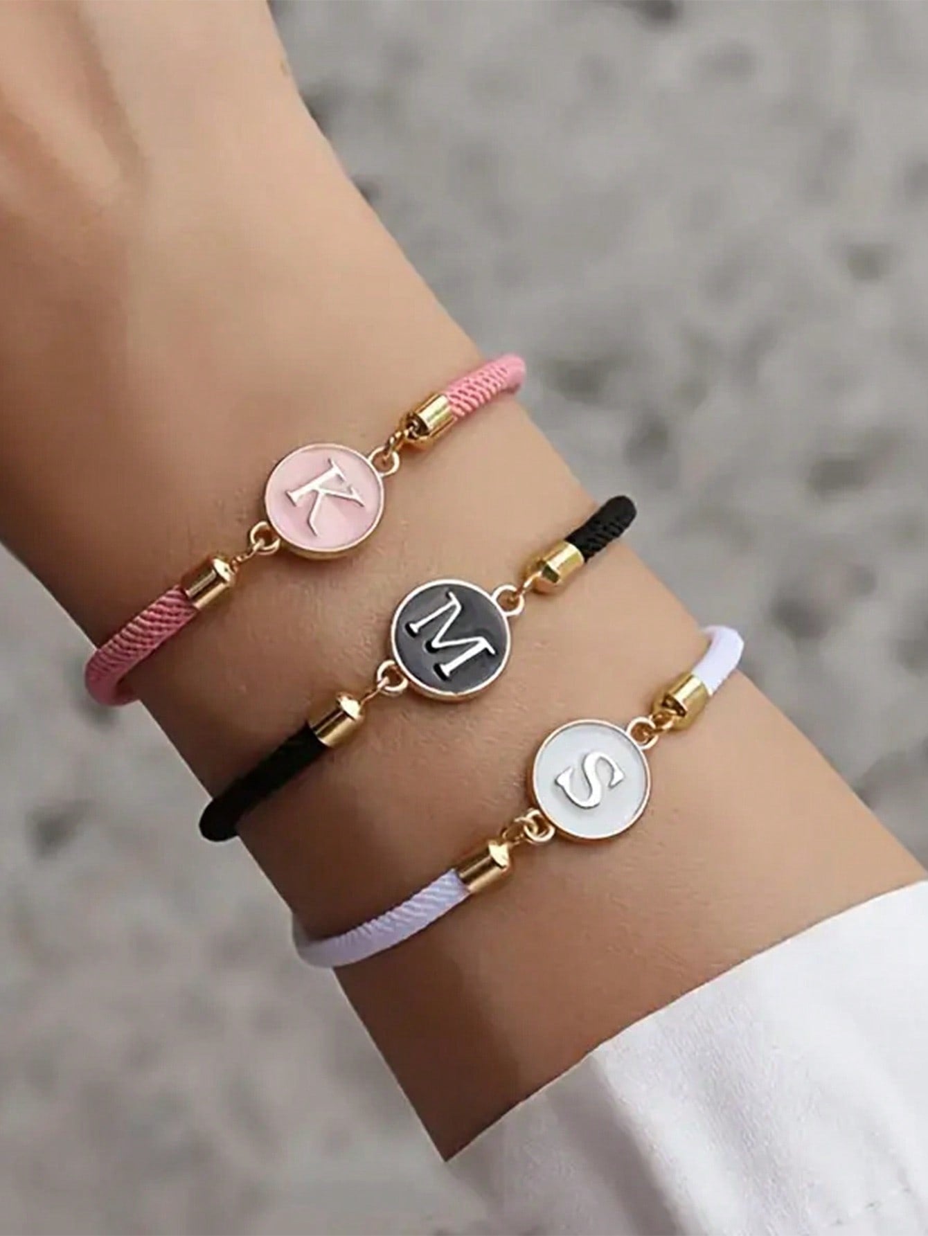 1 pieza Brazalete con salida de las 26 letras del alfabeto en negro clásico, joyería de moda con de estilo simple y casual para mujer