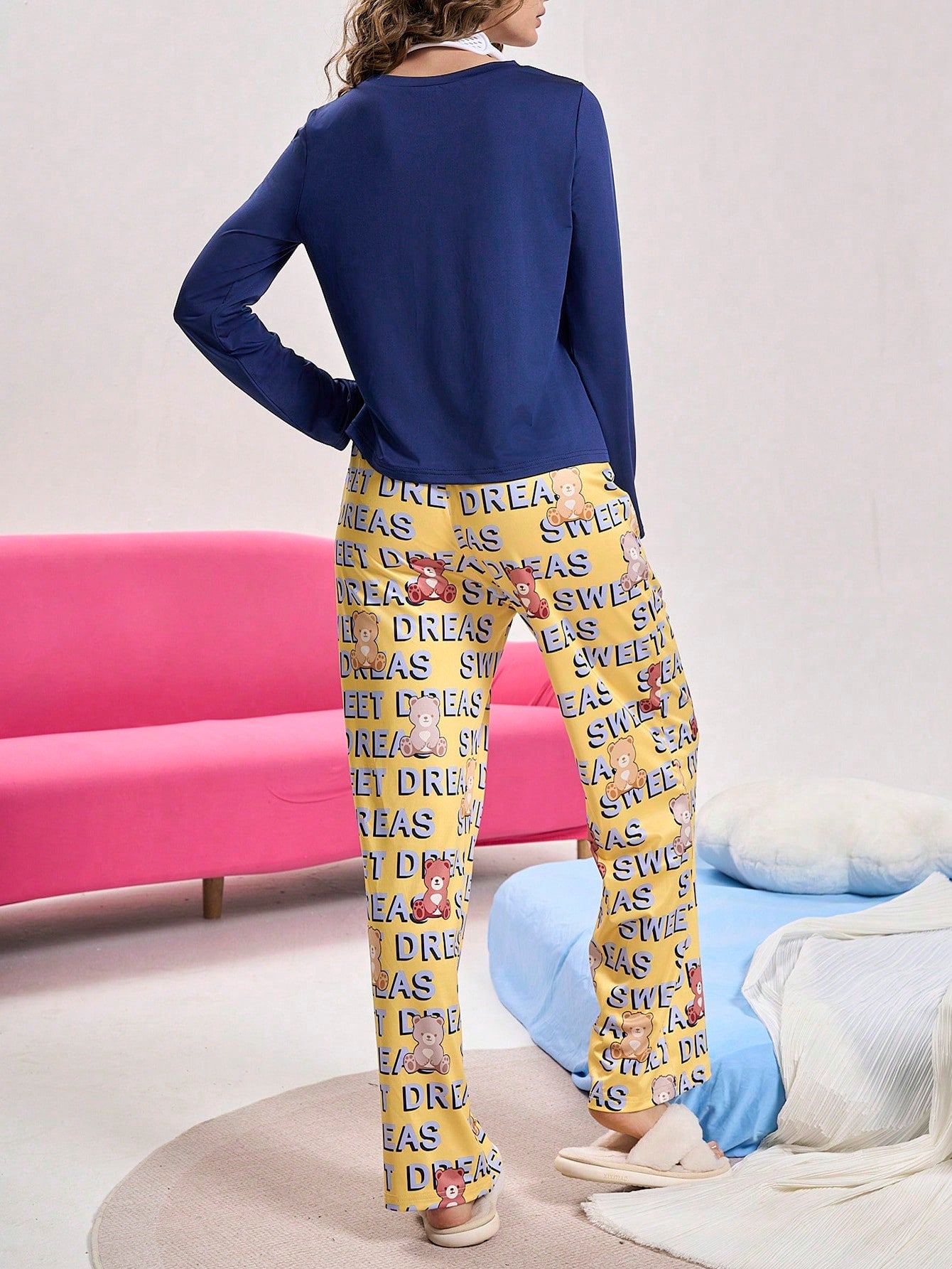 SHEIN Chillnights Conjunto de pijama con top de cuello redondo con estampado de lema y pantalones con gráfico de letra para mujeres