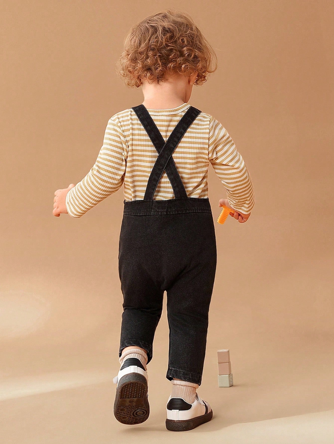 SHEIN Conjunto de dos piezas para niño y niña de otoño - Camiseta de manga larga con cuello redondo casual combinada con un conjunto de estilosos y lindos petos vaqueros bordados con un león. Este atuendo es divertido y perfecto para el otoño.