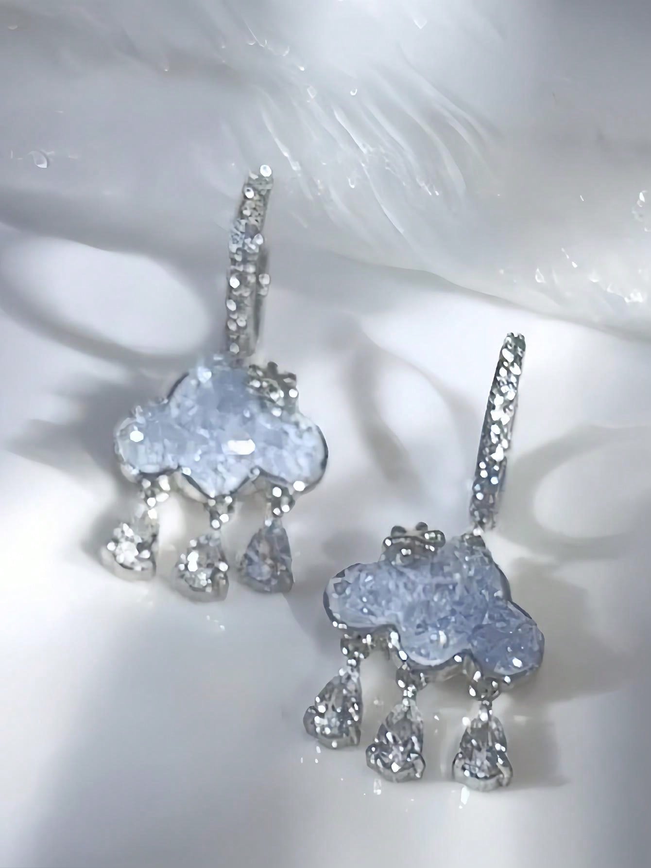 1 par de aretes con gotas de borla con nubes de rhinestone azul de diseño único, ¡Hermosos!