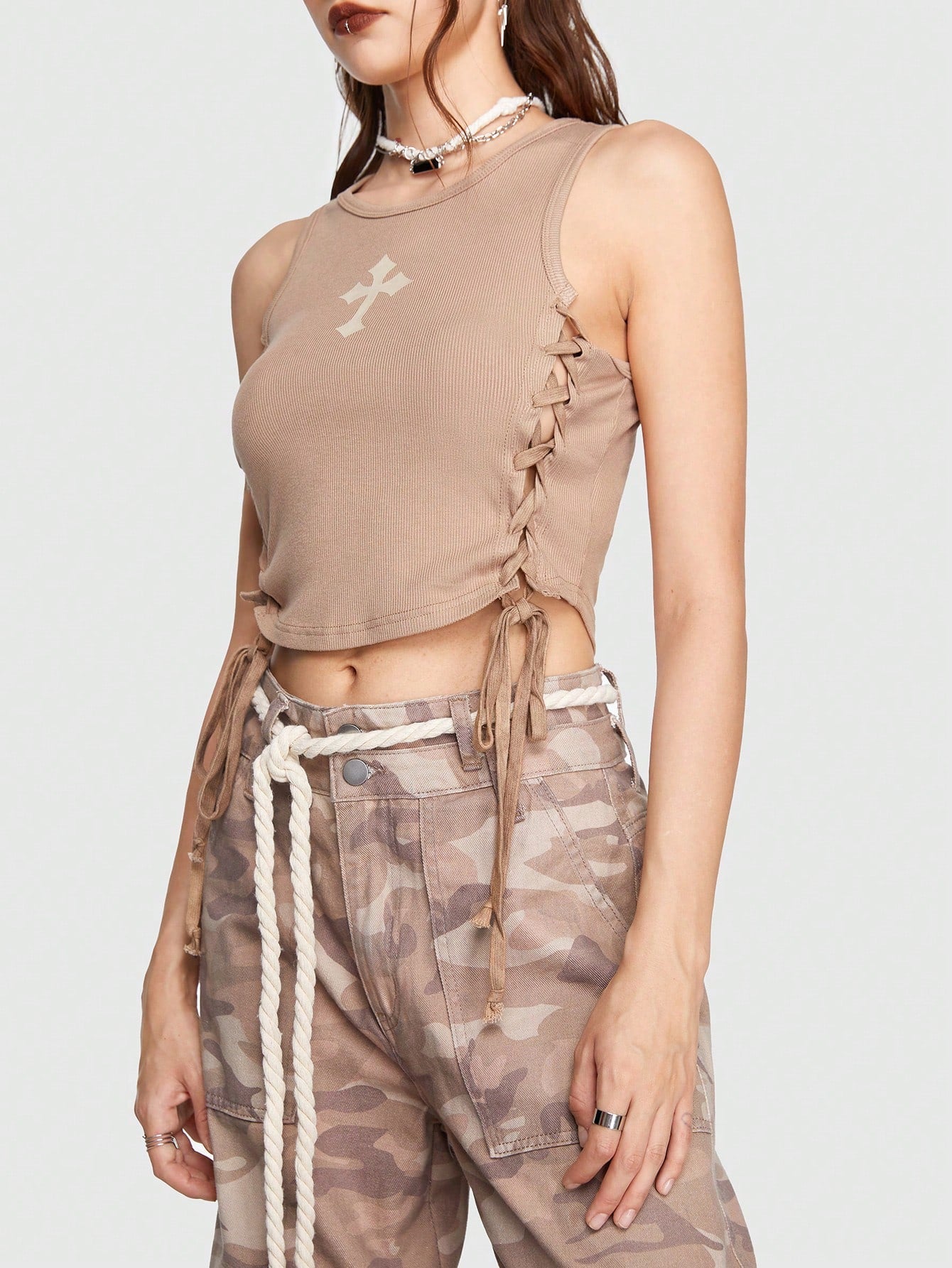 ROMWE Top tank cruzado con estampado con cordón lateral