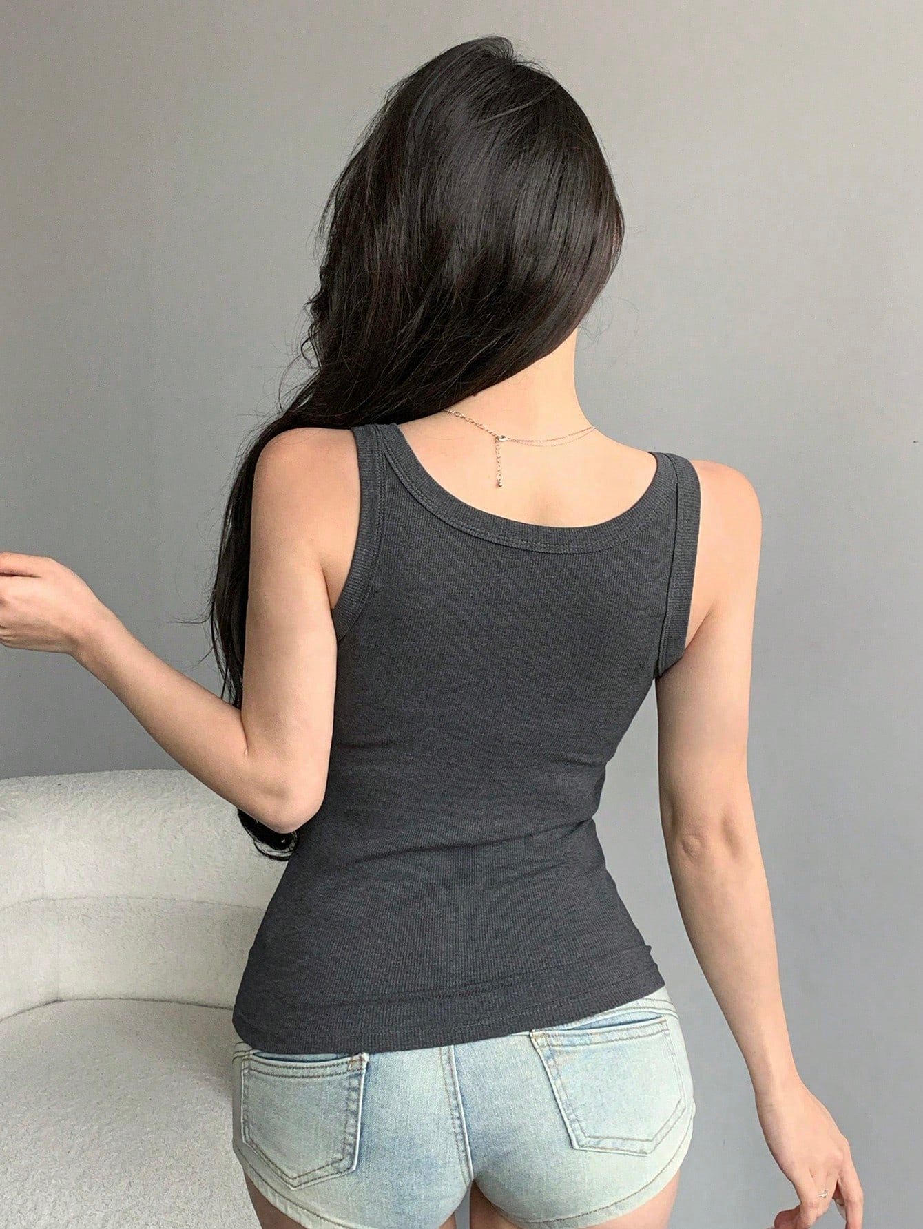 DAZY Top De Tanque Con Cuello Redondo, Plisado Y Entallado De Color Sólido