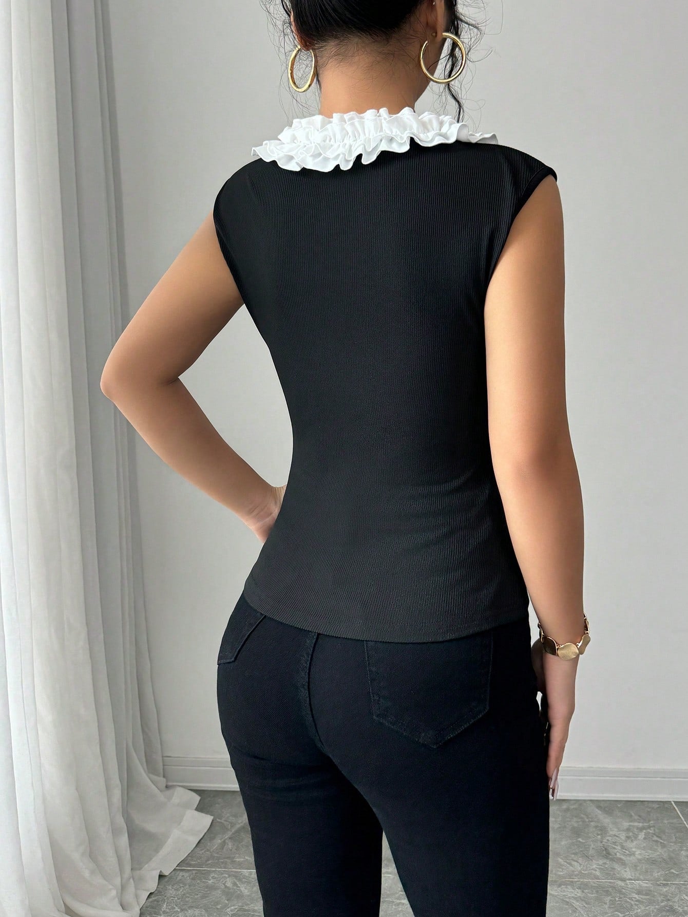 SHEIN Privé Blusa corta sin mangas de punto y encaje con corbata de lazo, estilo dulce y picante para mujeres