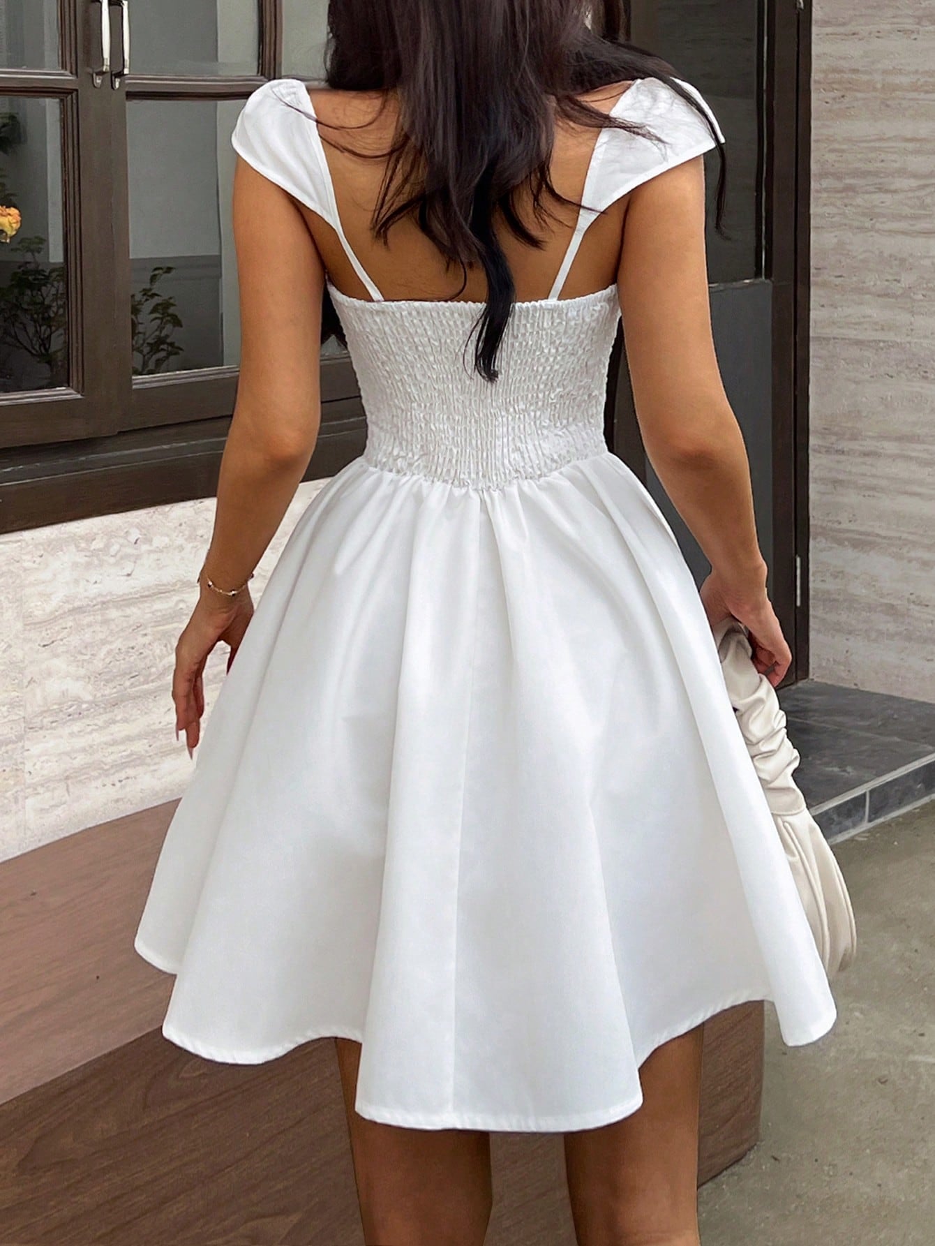 SHEIN Essnce Vestido informal mini de unicolor con manga de tapeta plisada para mujeres