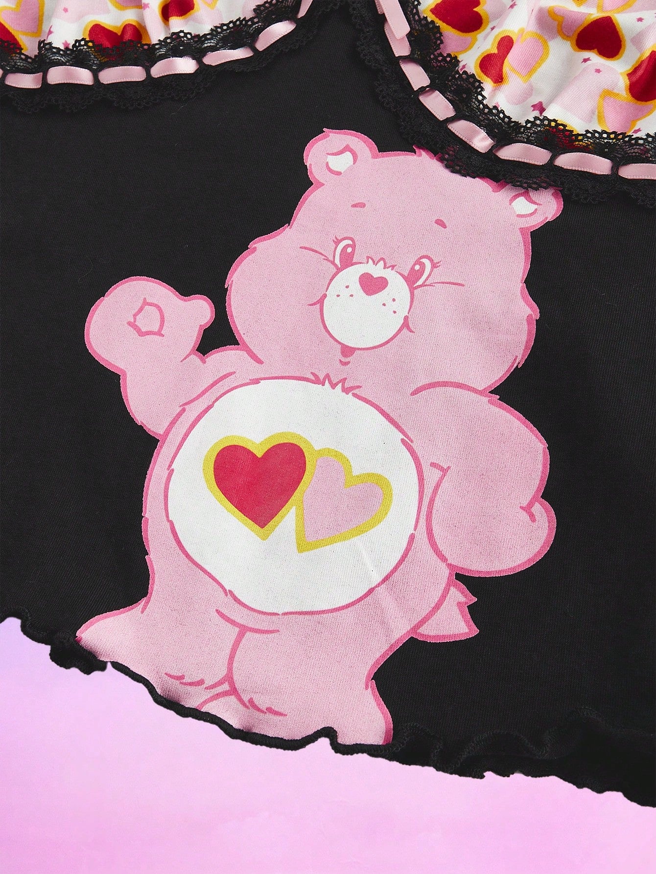ROMWE X Care Bears Top camiseta ajustada para mujer con estampado de oso de dibujos animados y corazones, con lazo decorativo y ribete de lechuga, para el verano