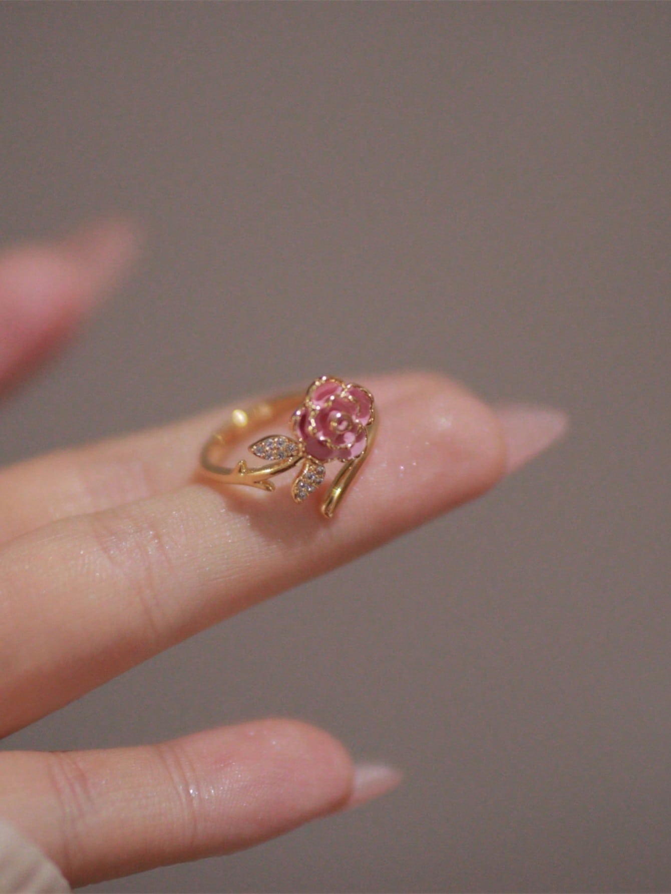 1 pieza Anillo abierto con flor de camellia de circonita francesa rosa