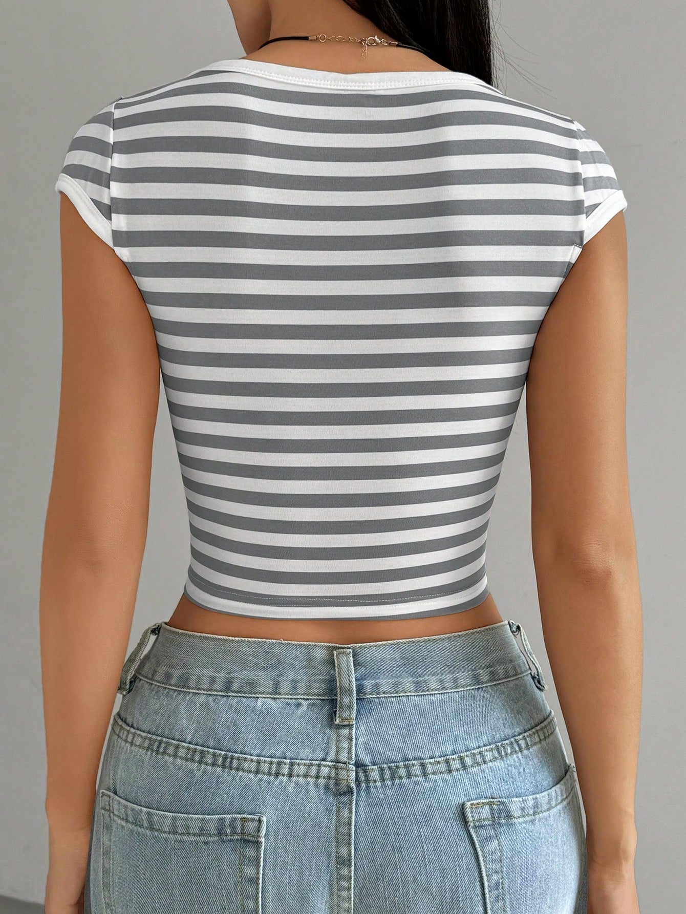 SHEIN EZwear Camiseta ajustada de punto a rayas grises y blancas para mujer