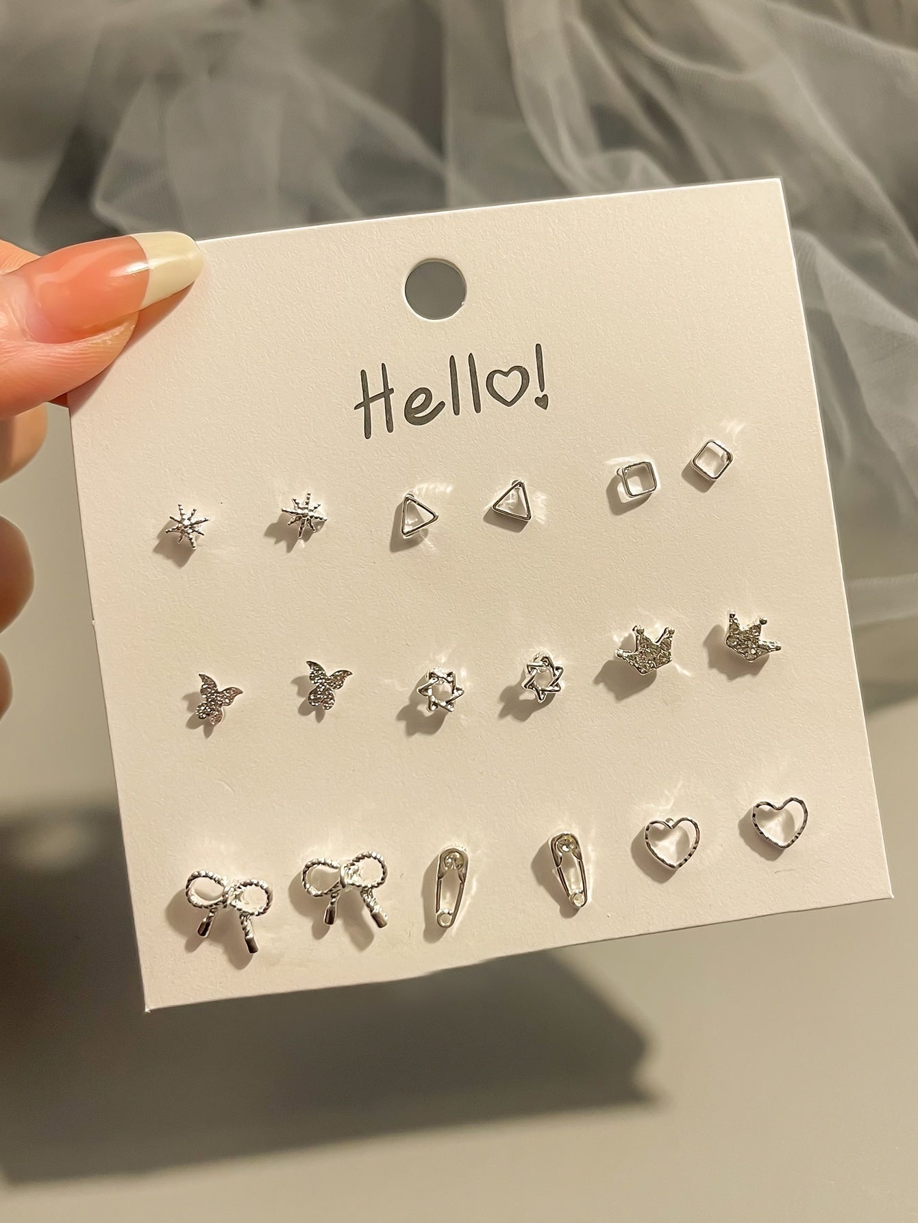 9 pares de aretes tipo puntas con corona y moño para San Valentín
