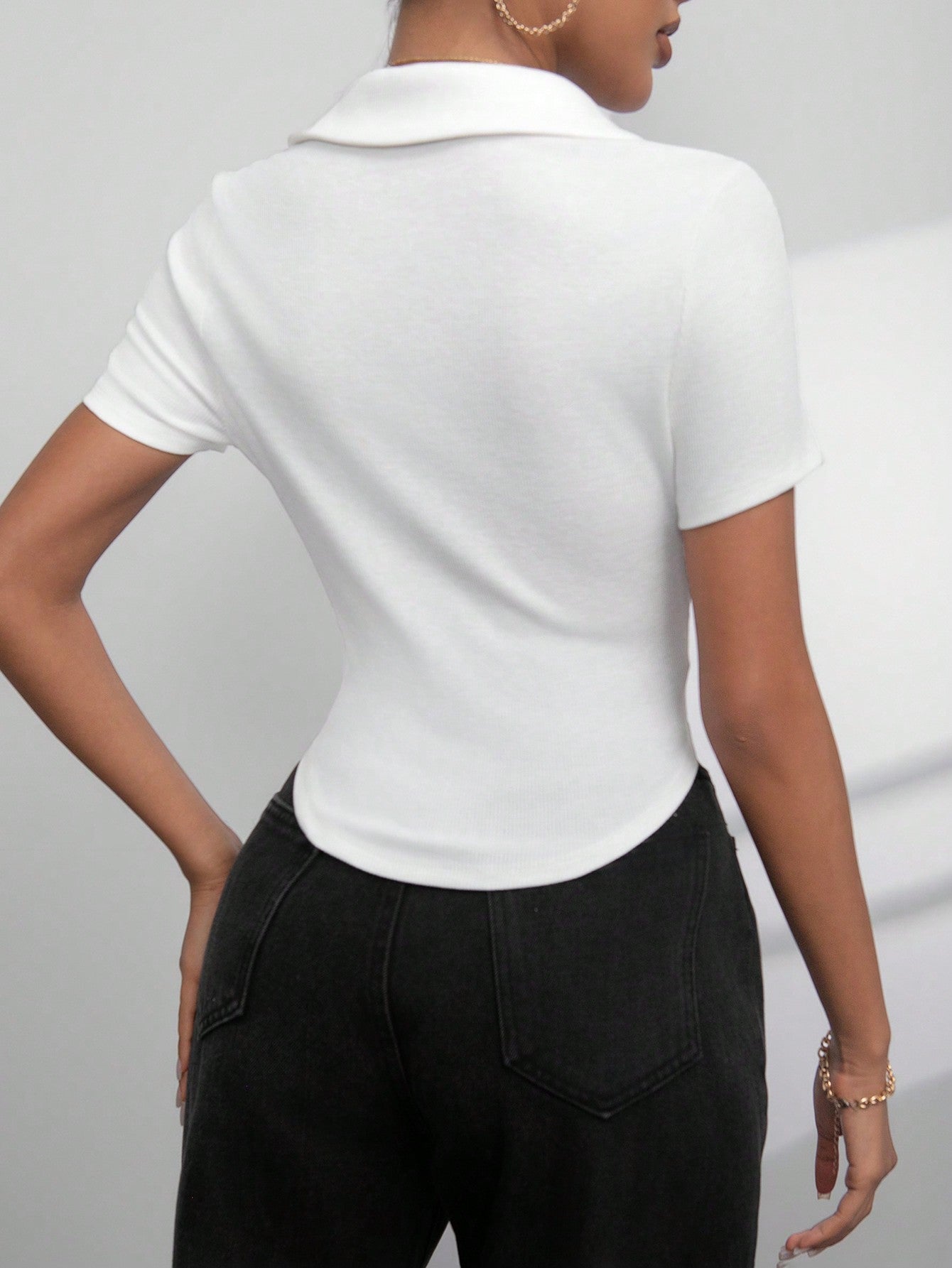 SHEIN Essnce Camiseta Con Solapa Bordada Love Para Mujer