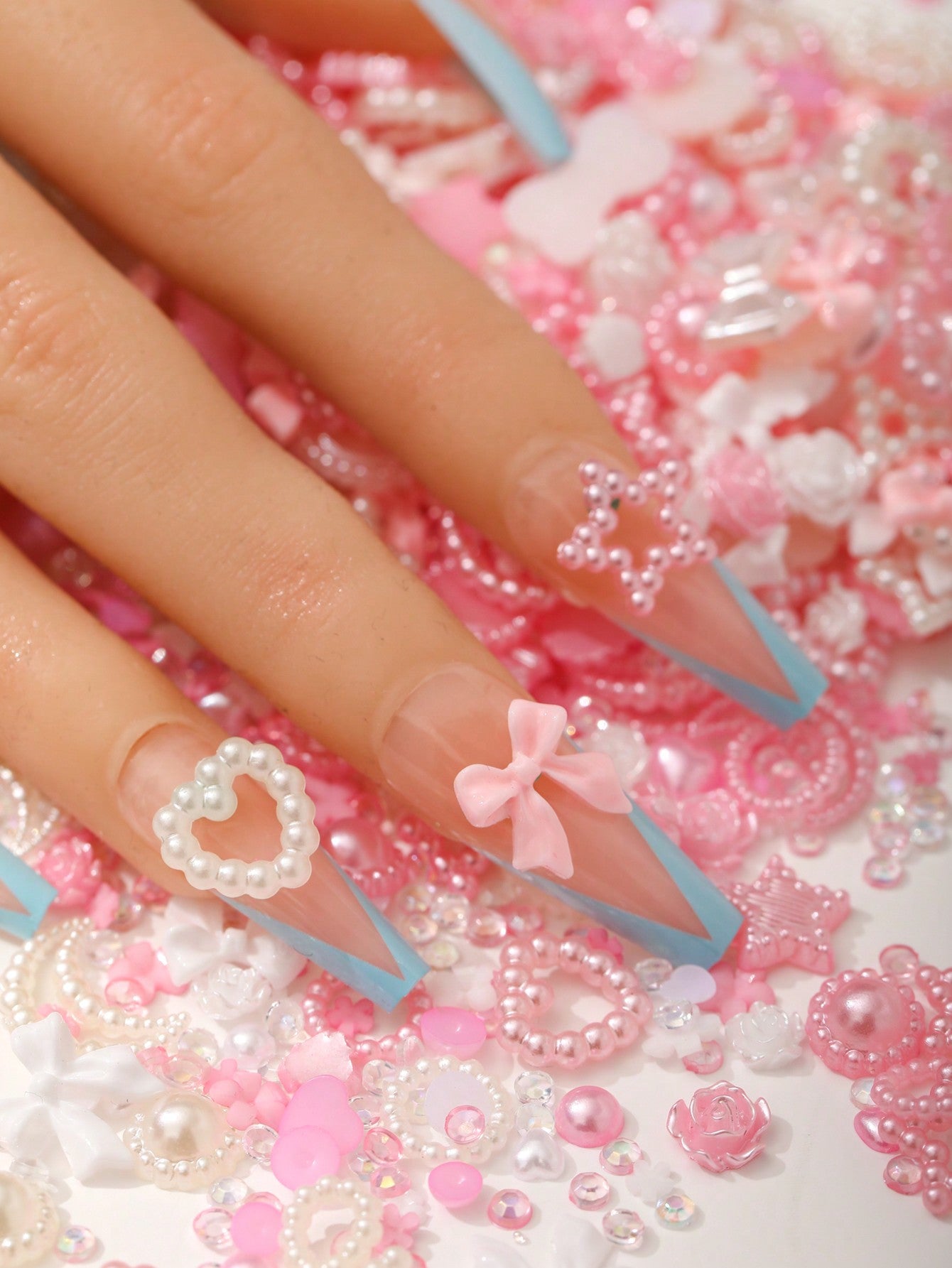 50 piezas Ornamentos de manicura de uñas de resina mezclados de varios modelos en rosa y blanco con diamantes de imitación en forma de perla Y2K, corazón, lazo, copo de nieve, brillo