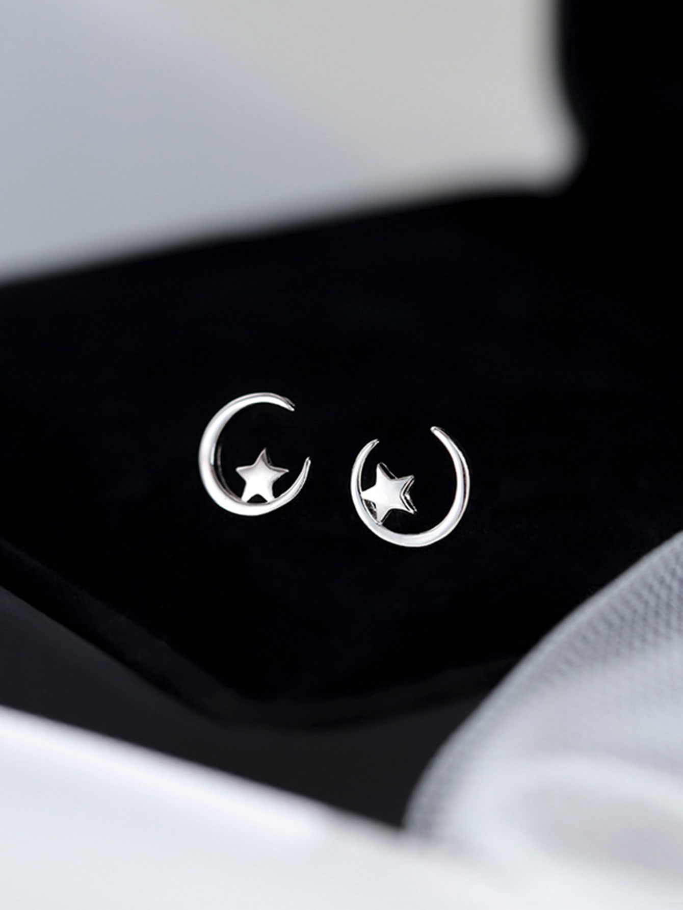 2 pendientes de tuerca con diseñoación de estrella y luna