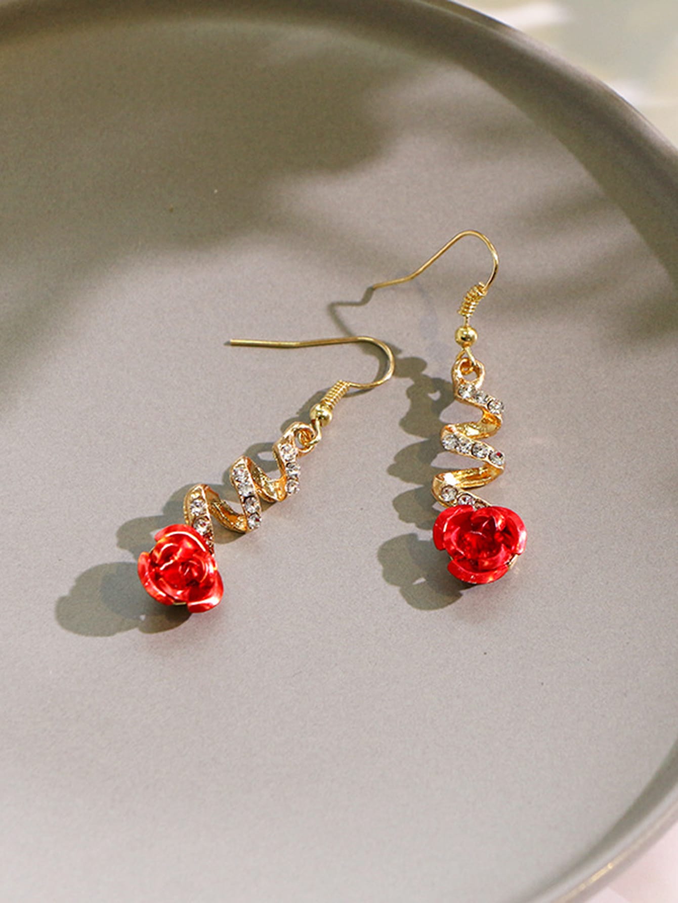1 par de aretes colgantes con flor de rosa roja elegante, accesorios versátiles para fiesta