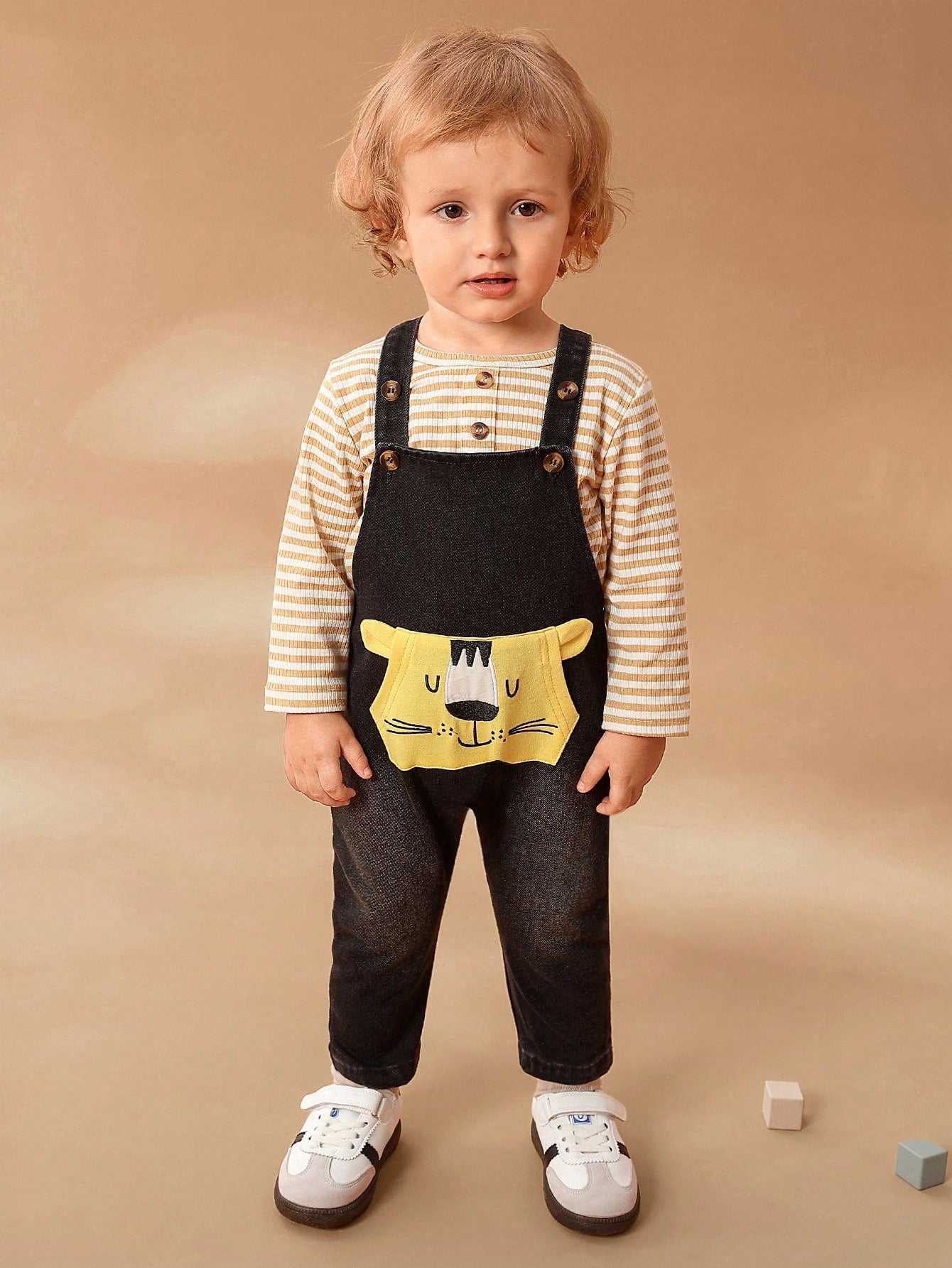 SHEIN Conjunto de dos piezas para niño y niña de otoño - Camiseta de manga larga con cuello redondo casual combinada con un conjunto de estilosos y lindos petos vaqueros bordados con un león. Este atuendo es divertido y perfecto para el otoño.