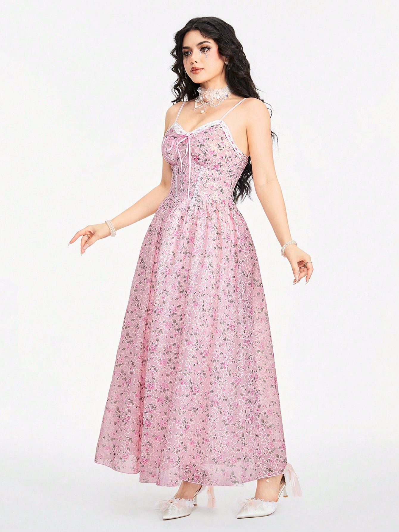 ROMWE Kawaii Vestido de tirantes finos con estilo romántico y campestre para niñas, de diseño de retazos con estampado floral diminuto y volante con encaje en el bajo