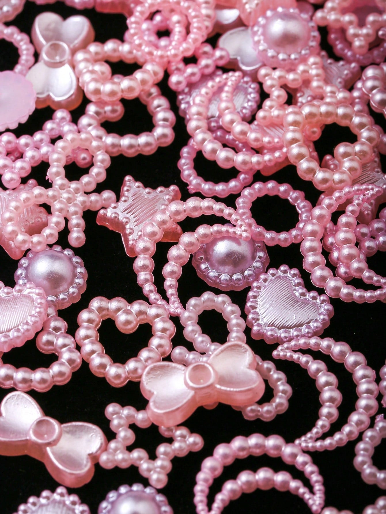 50 piezas Ornamentos de manicura de uñas de resina mezclados de varios modelos en rosa y blanco con diamantes de imitación en forma de perla Y2K, corazón, lazo, copo de nieve, brillo