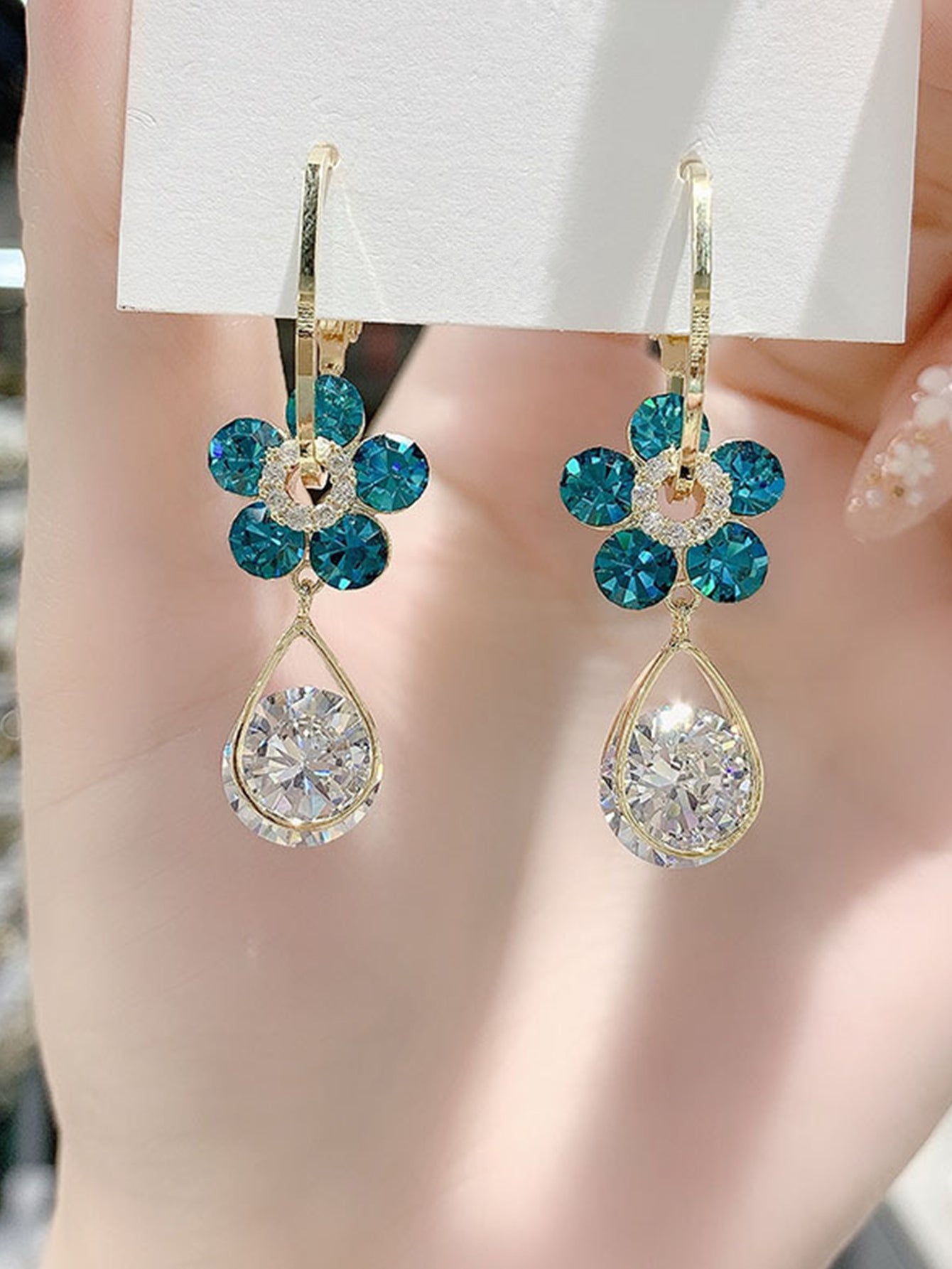 1 par de aretes con forma de flor con diseño de gota de agua