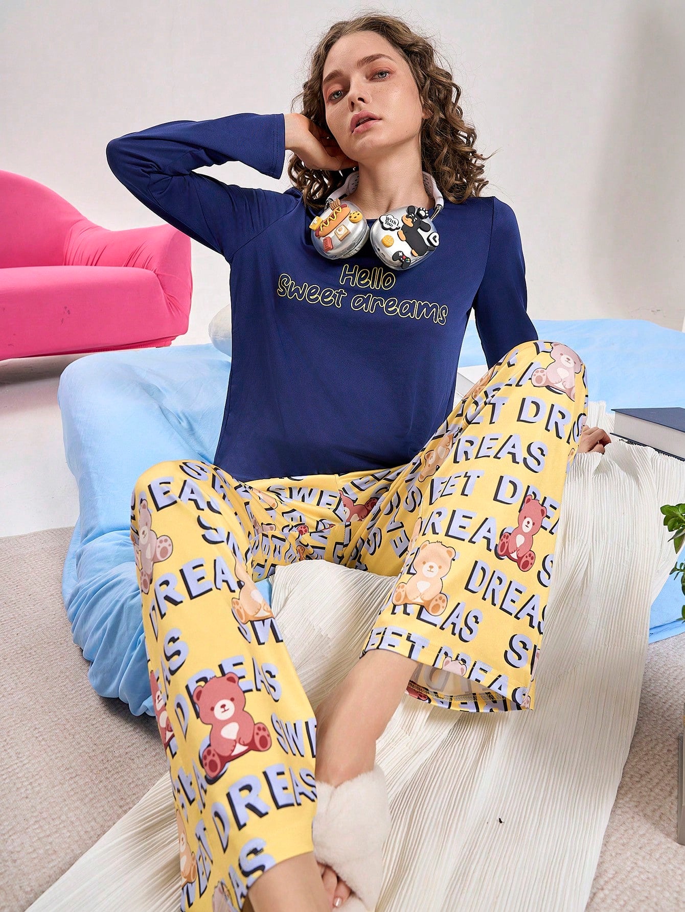 SHEIN Chillnights Conjunto de pijama con top de cuello redondo con estampado de lema y pantalones con gráfico de letra para mujeres