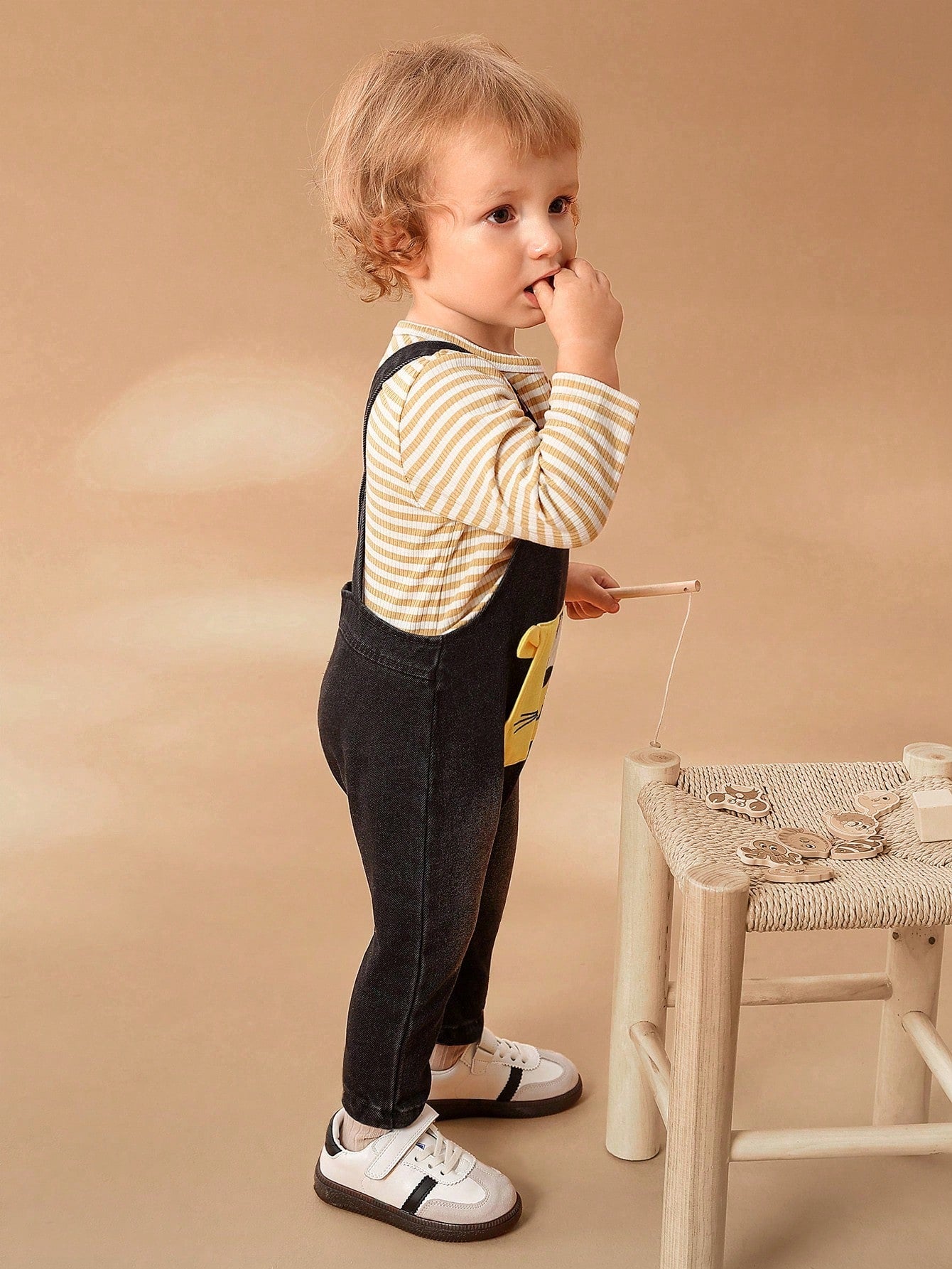 SHEIN Conjunto de dos piezas para niño y niña de otoño - Camiseta de manga larga con cuello redondo casual combinada con un conjunto de estilosos y lindos petos vaqueros bordados con un león. Este atuendo es divertido y perfecto para el otoño.