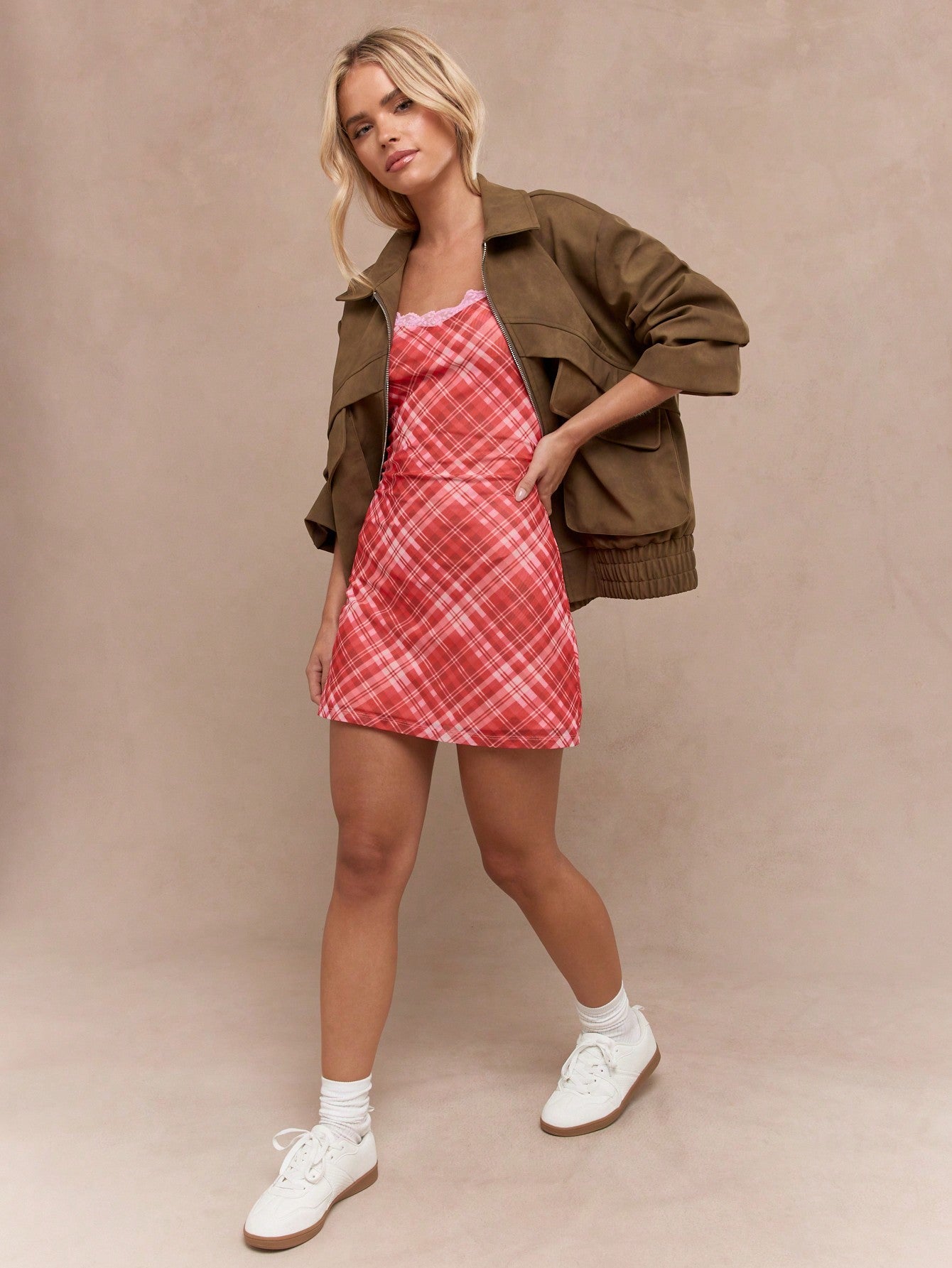 MISSGUIDED Vestido mini de camisa ajustado con estampado de cuadros vichy y ribete de encaje