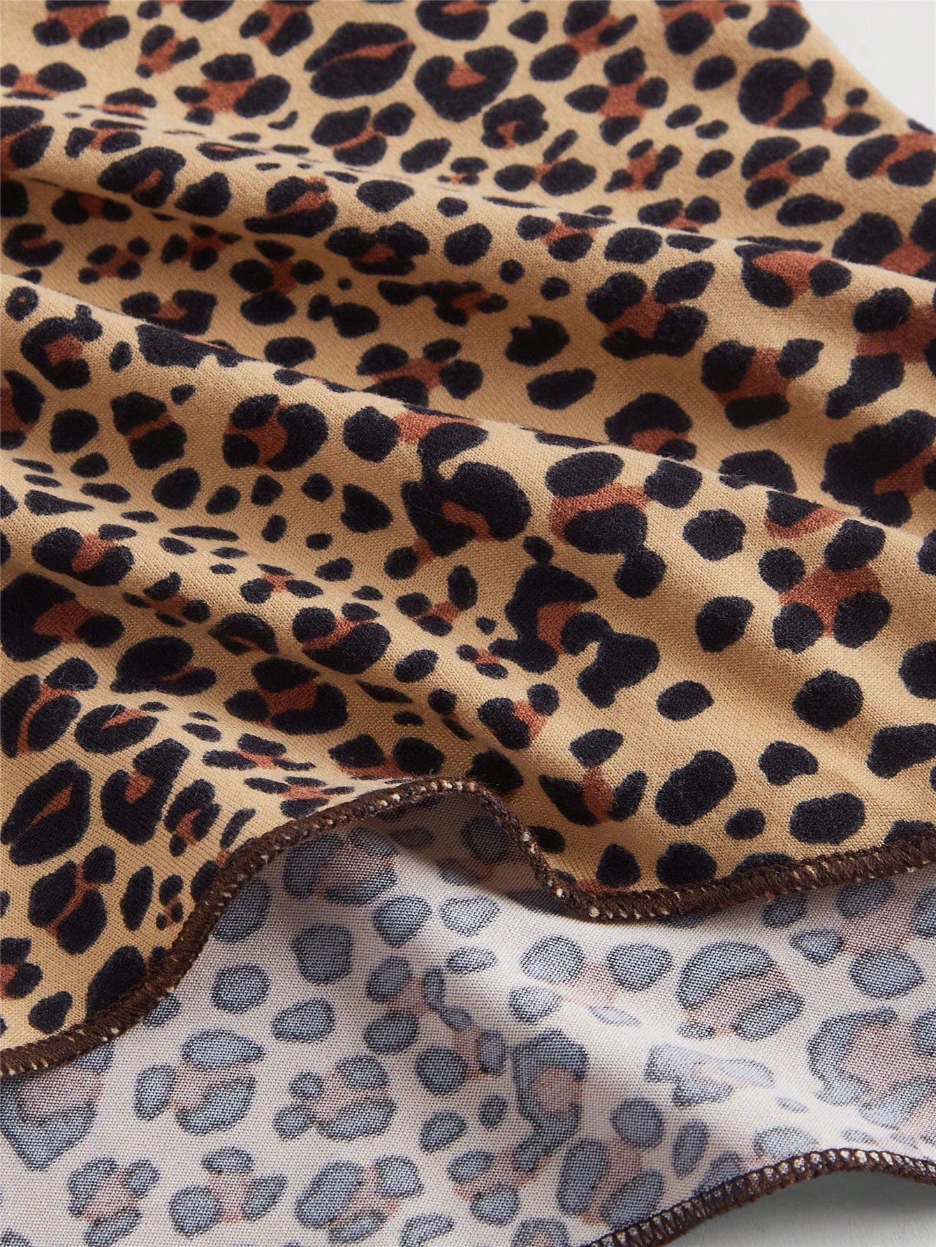 SHEIN MOD Parte superior ajustada de tirantes con cuello en V y ribete de contraste con estampado de leopardo, parte superior con estampado de tigre, parte superior con estampado de leopardo
