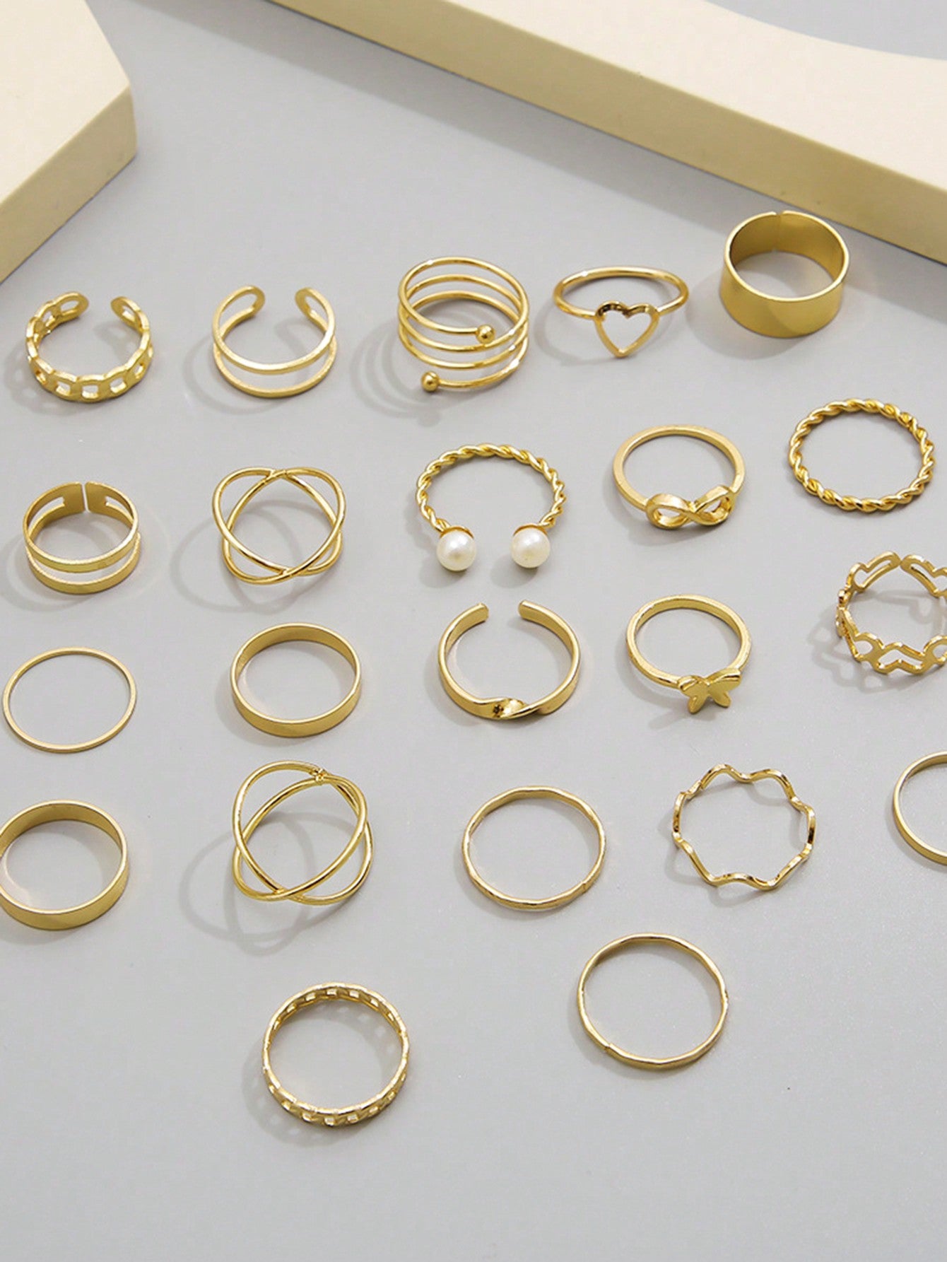 Set de 22 piezas de anillos multiarticulados con diseños de corazón y mariposa para niña