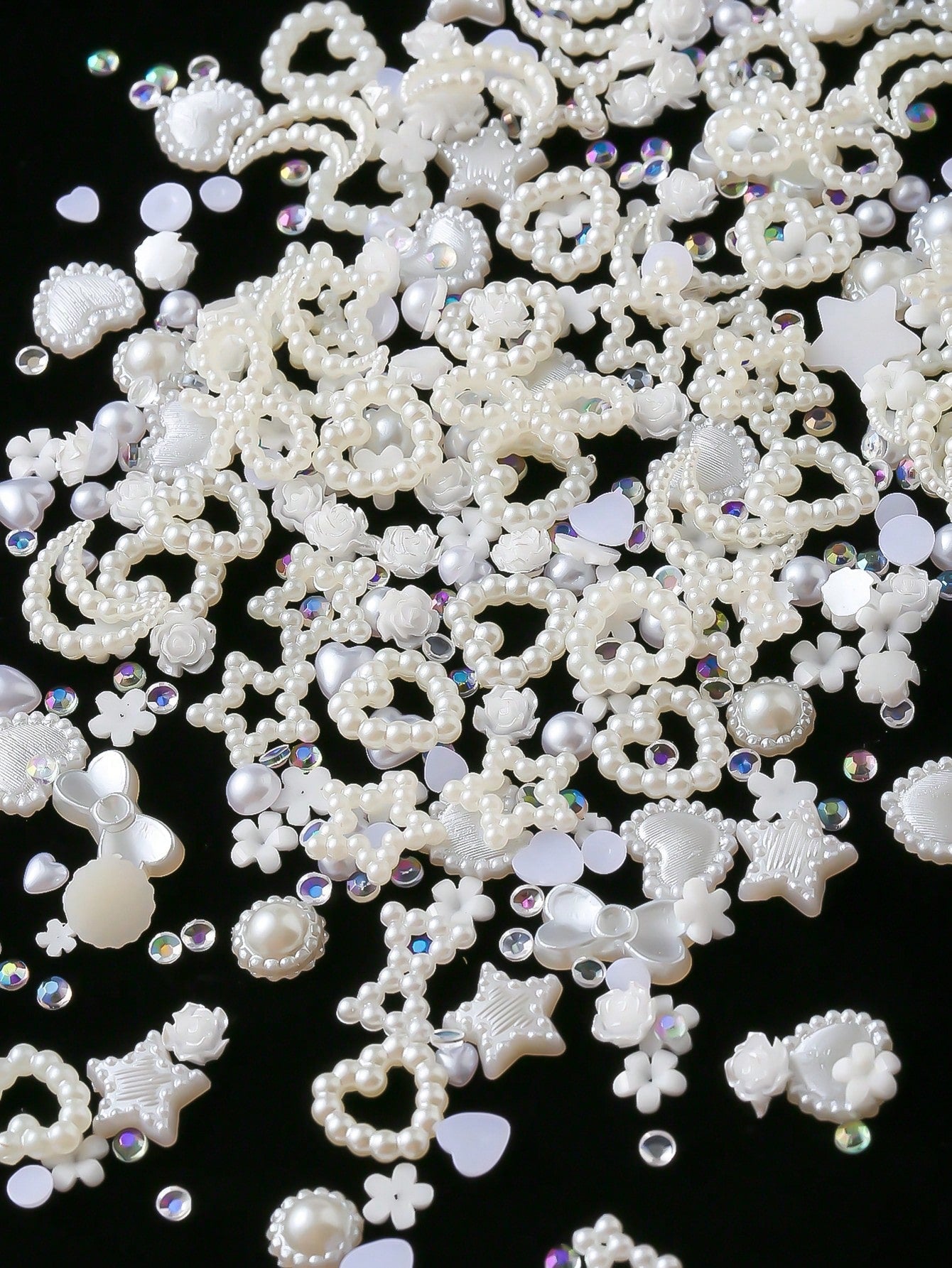 50 piezas Ornamentos de manicura de uñas de resina mezclados de varios modelos en rosa y blanco con diamantes de imitación en forma de perla Y2K, corazón, lazo, copo de nieve, brillo