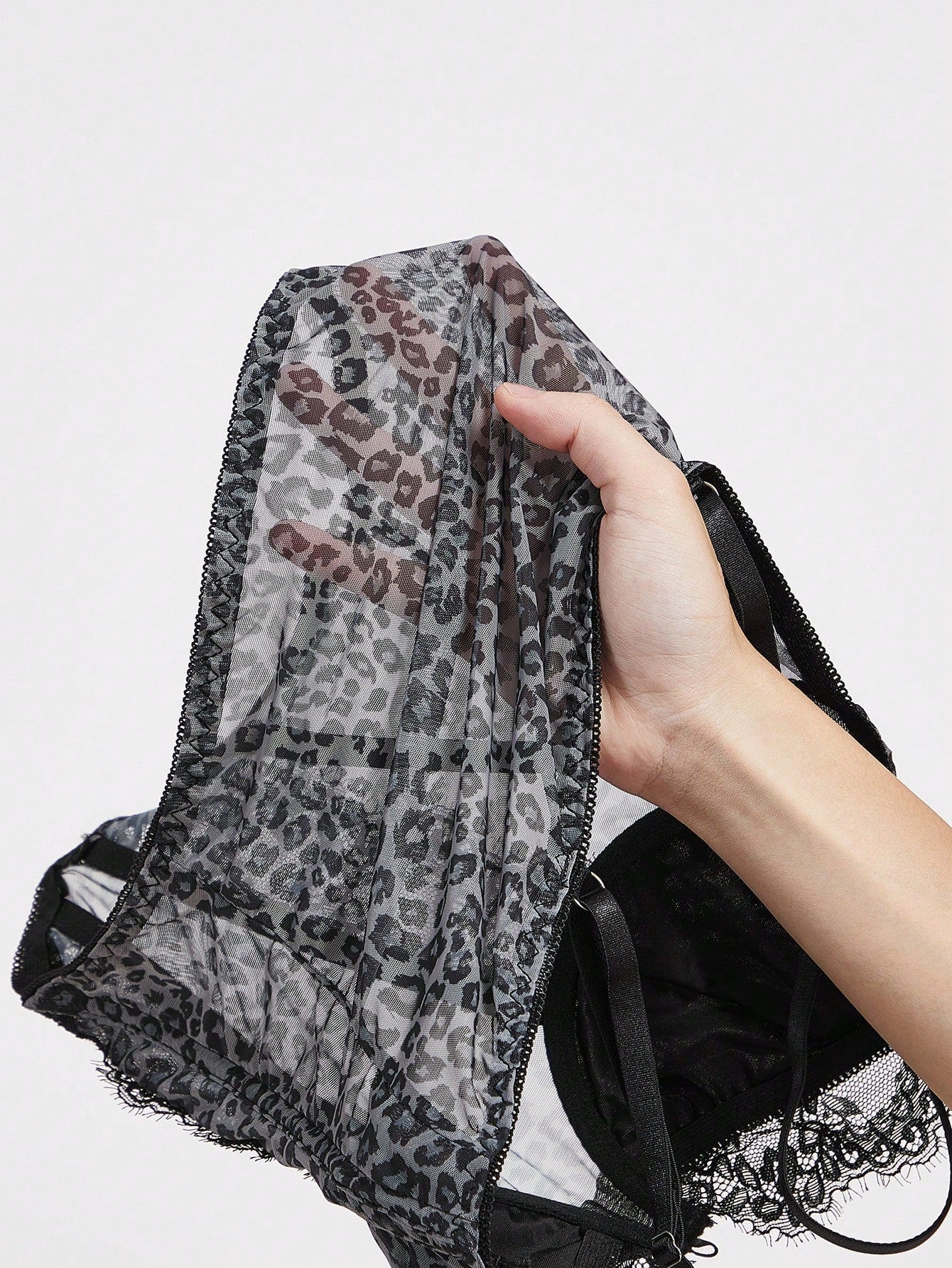ROMWE Grunge Punk Parte superior de camiseta con encaje de contraste y estampado de leopardo, escolar
