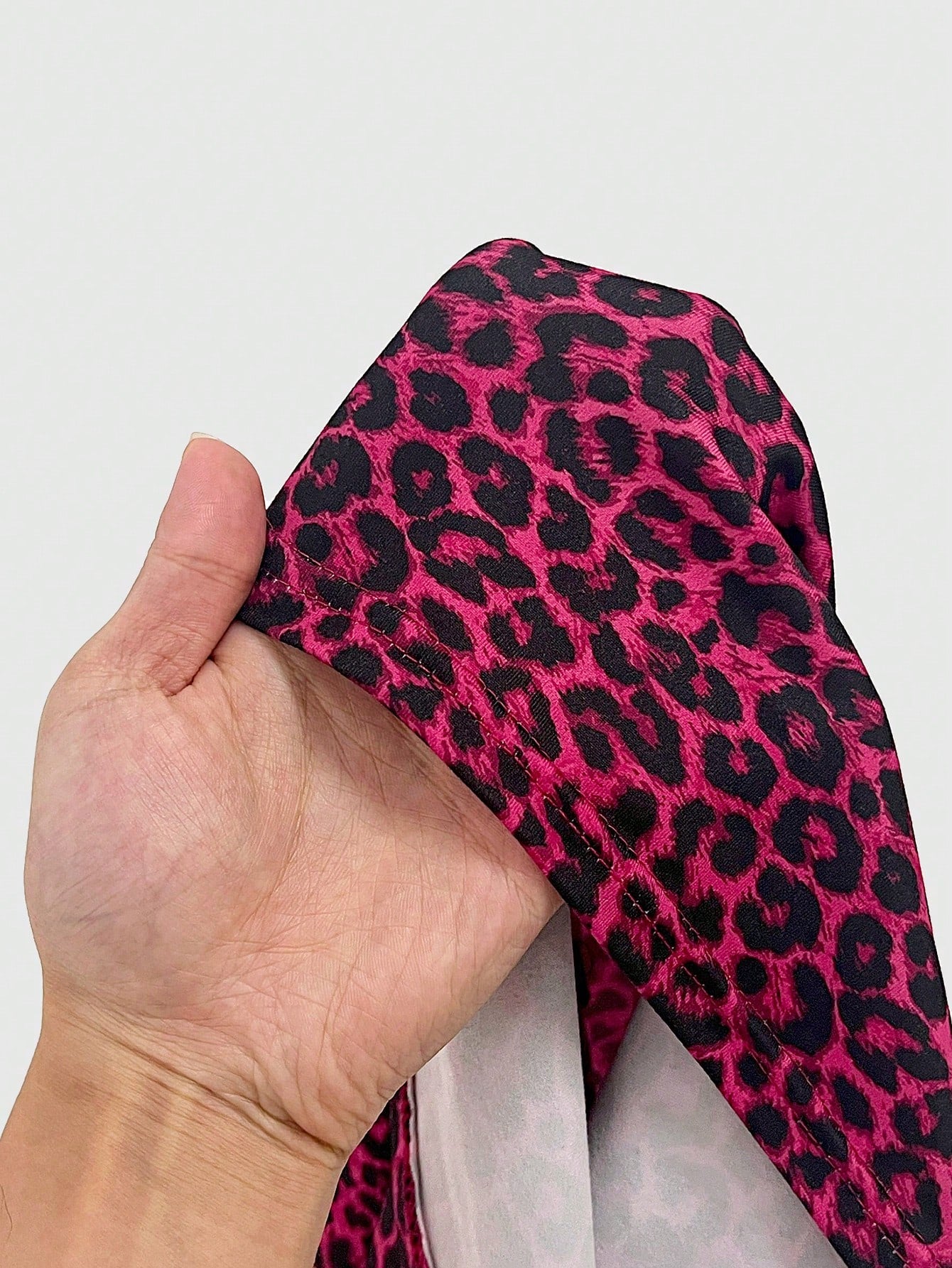 ROMWE Goth Camiseta de manga corta y cuello ancho con aplicación de pedrería cruzada para mujer