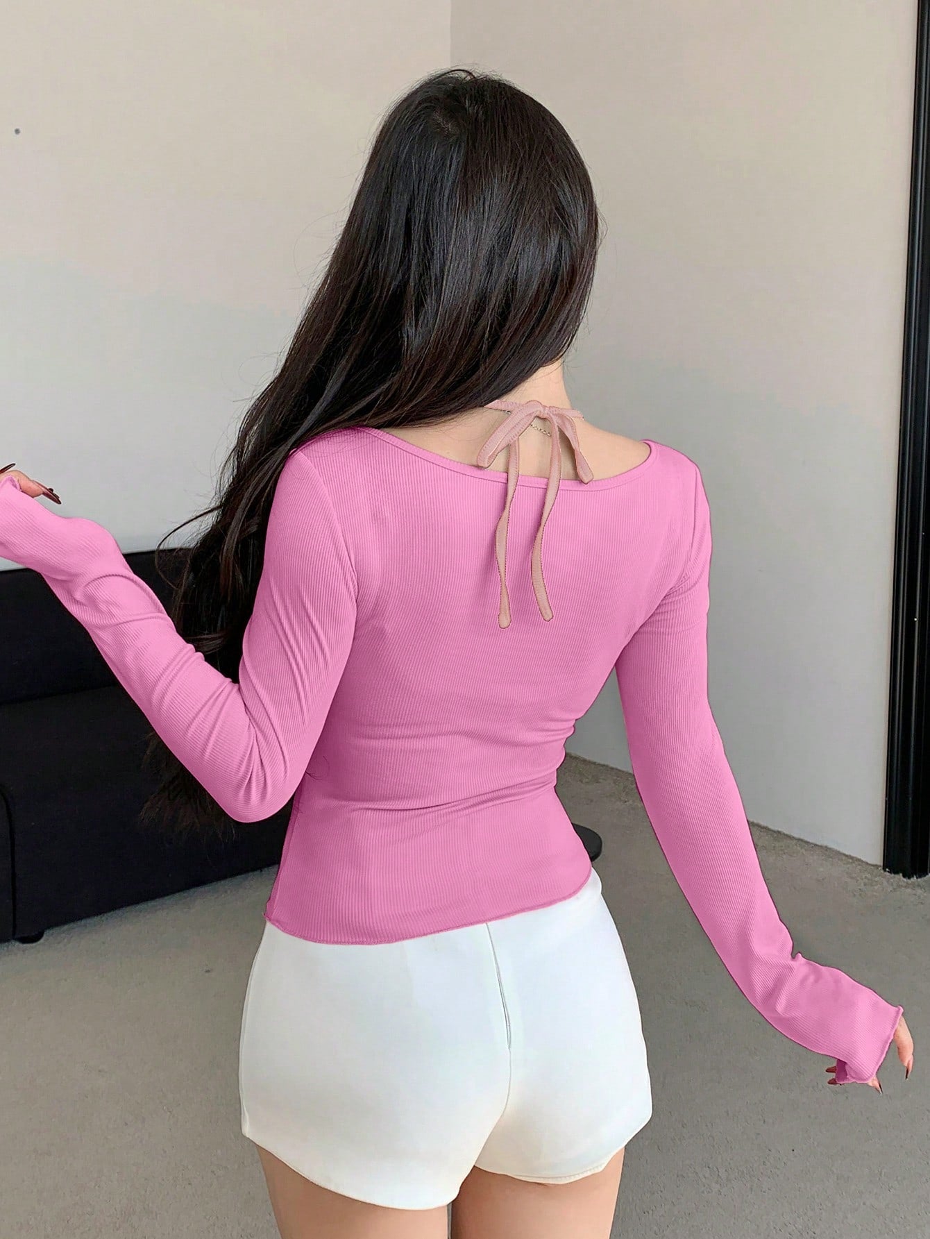 DAZY Camiseta de manga larga con cuello halter, ajustada, con pliegues y lazo de corbata para mujeres