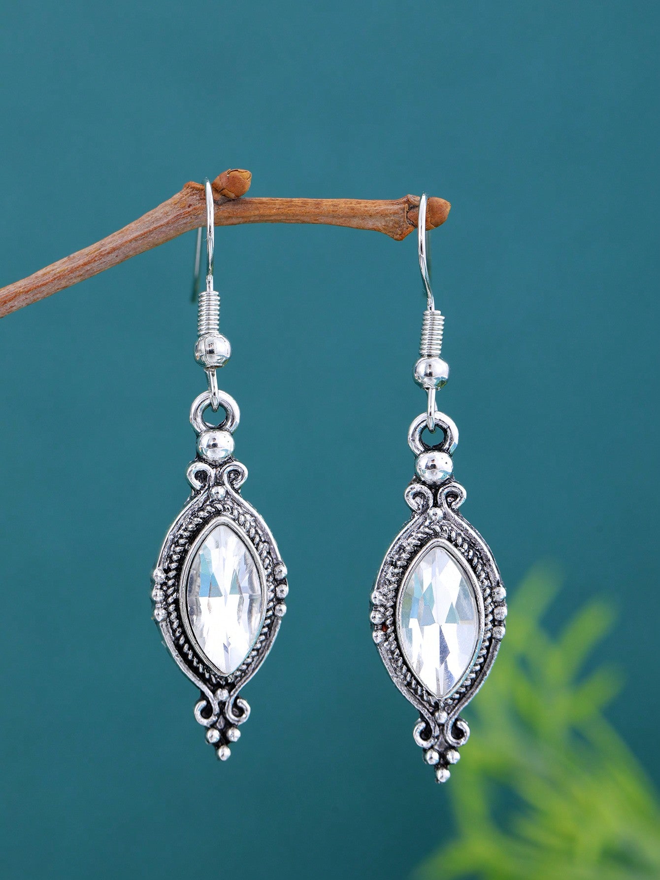 Pendientes con colgante de vidrio en forma de rombo con incrustaciones de rubí y diamantes de imitación, diseño elegante y minimalista adecuado para uso diario y fiestas