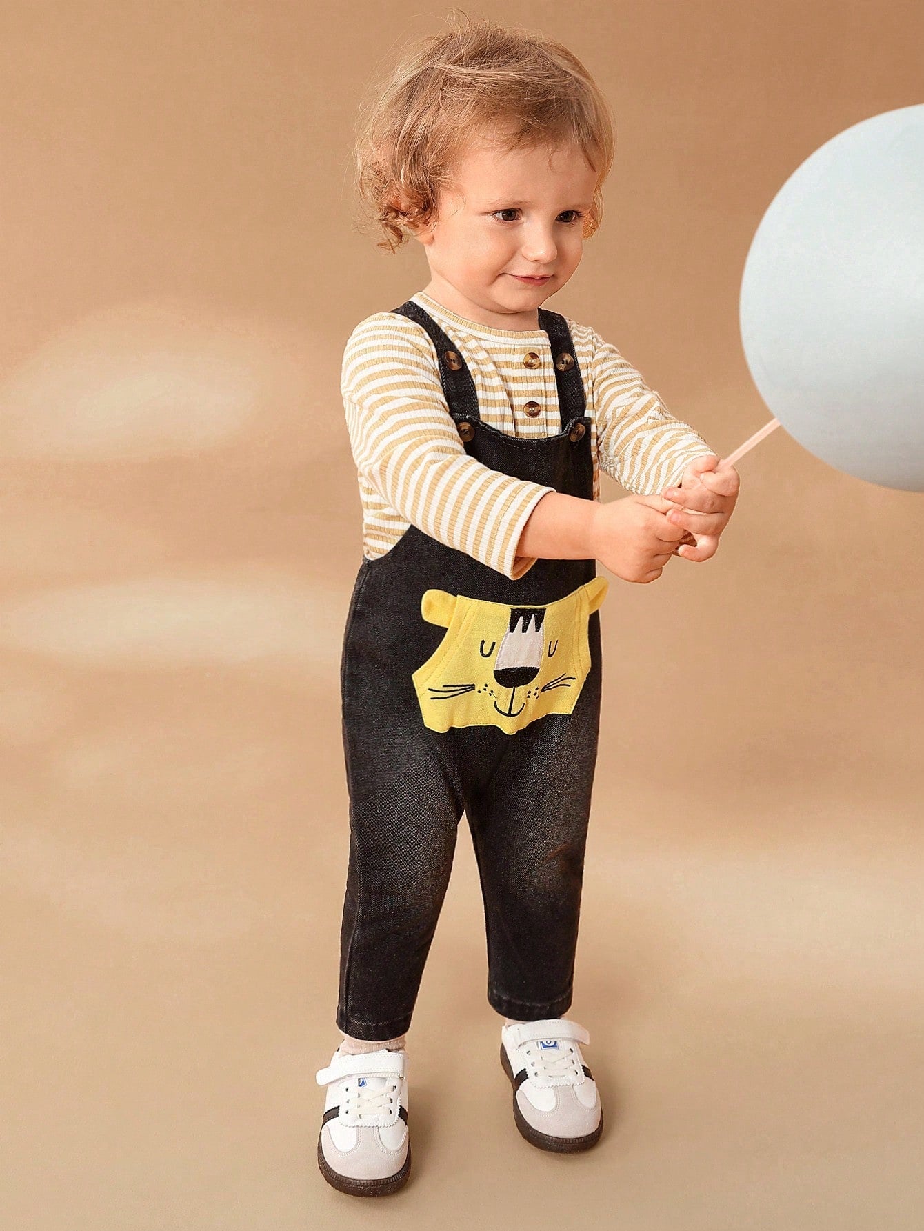 SHEIN Conjunto de dos piezas para niño y niña de otoño - Camiseta de manga larga con cuello redondo casual combinada con un conjunto de estilosos y lindos petos vaqueros bordados con un león. Este atuendo es divertido y perfecto para el otoño.