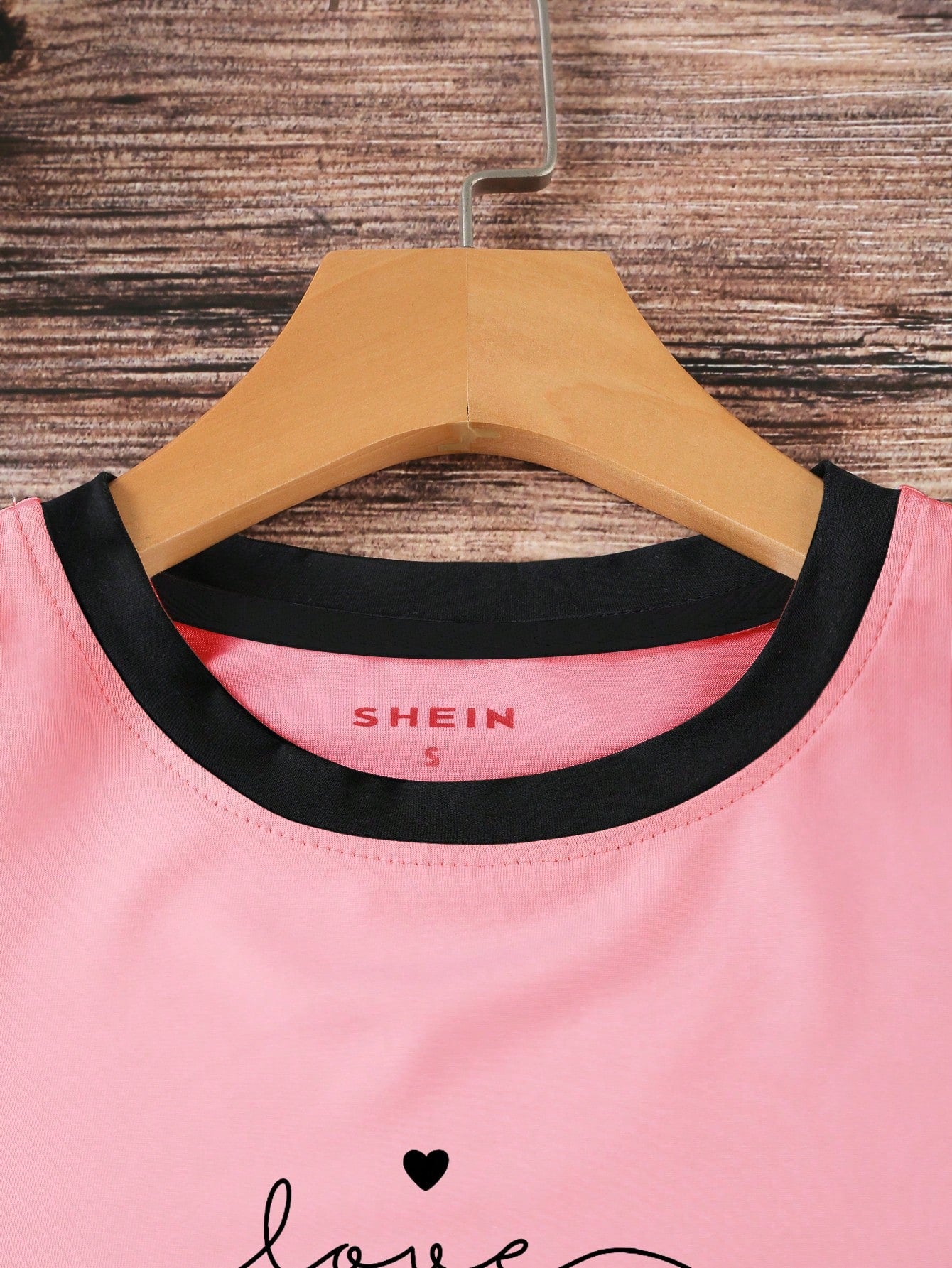 SHEIN EZwear Camiseta de mujer de manga corta, informal, de verano, con estampado de letras y corazón, cuello redondo, camisetas gráficas para mujeres
