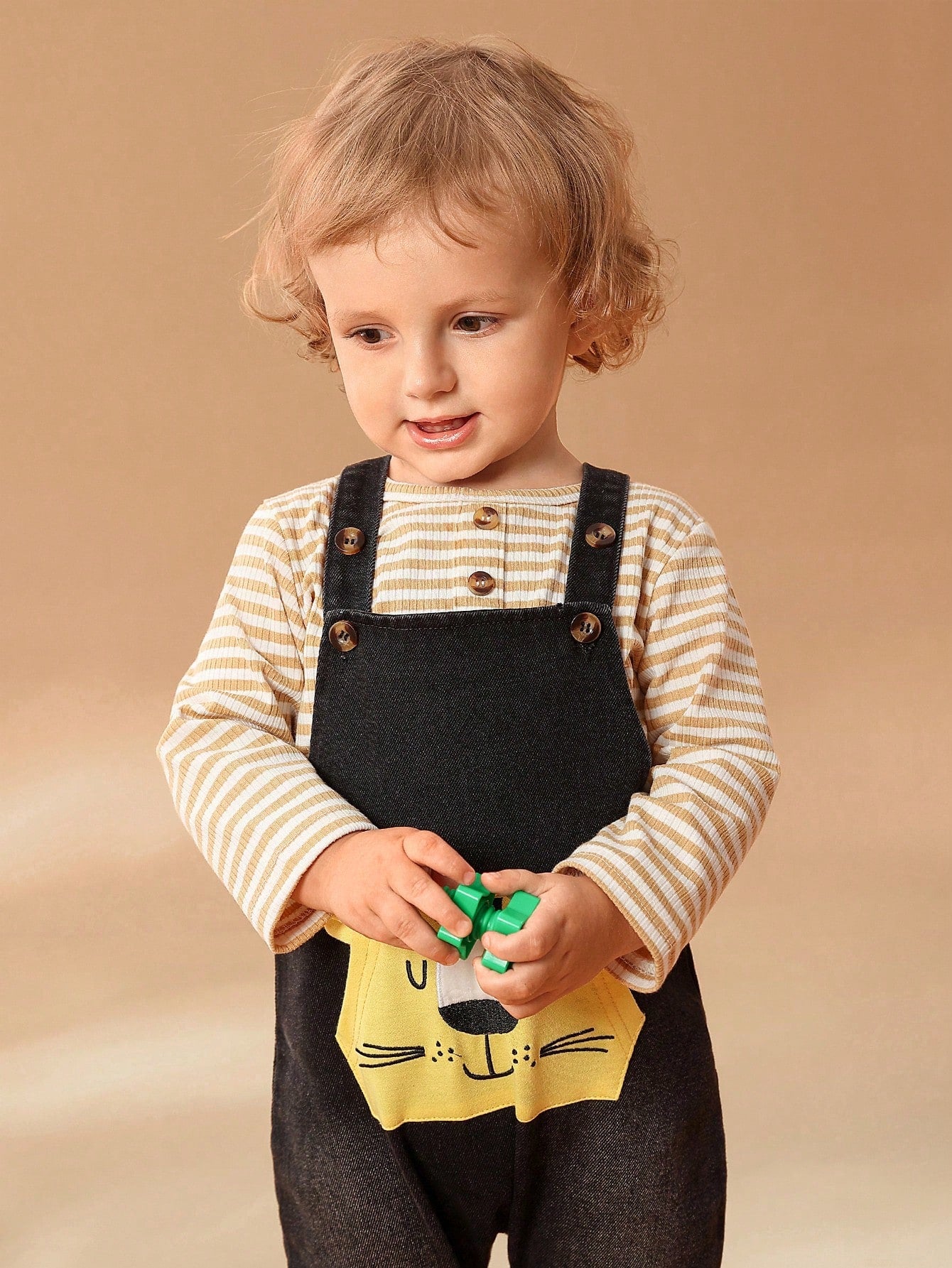 SHEIN Conjunto de dos piezas para niño y niña de otoño - Camiseta de manga larga con cuello redondo casual combinada con un conjunto de estilosos y lindos petos vaqueros bordados con un león. Este atuendo es divertido y perfecto para el otoño.