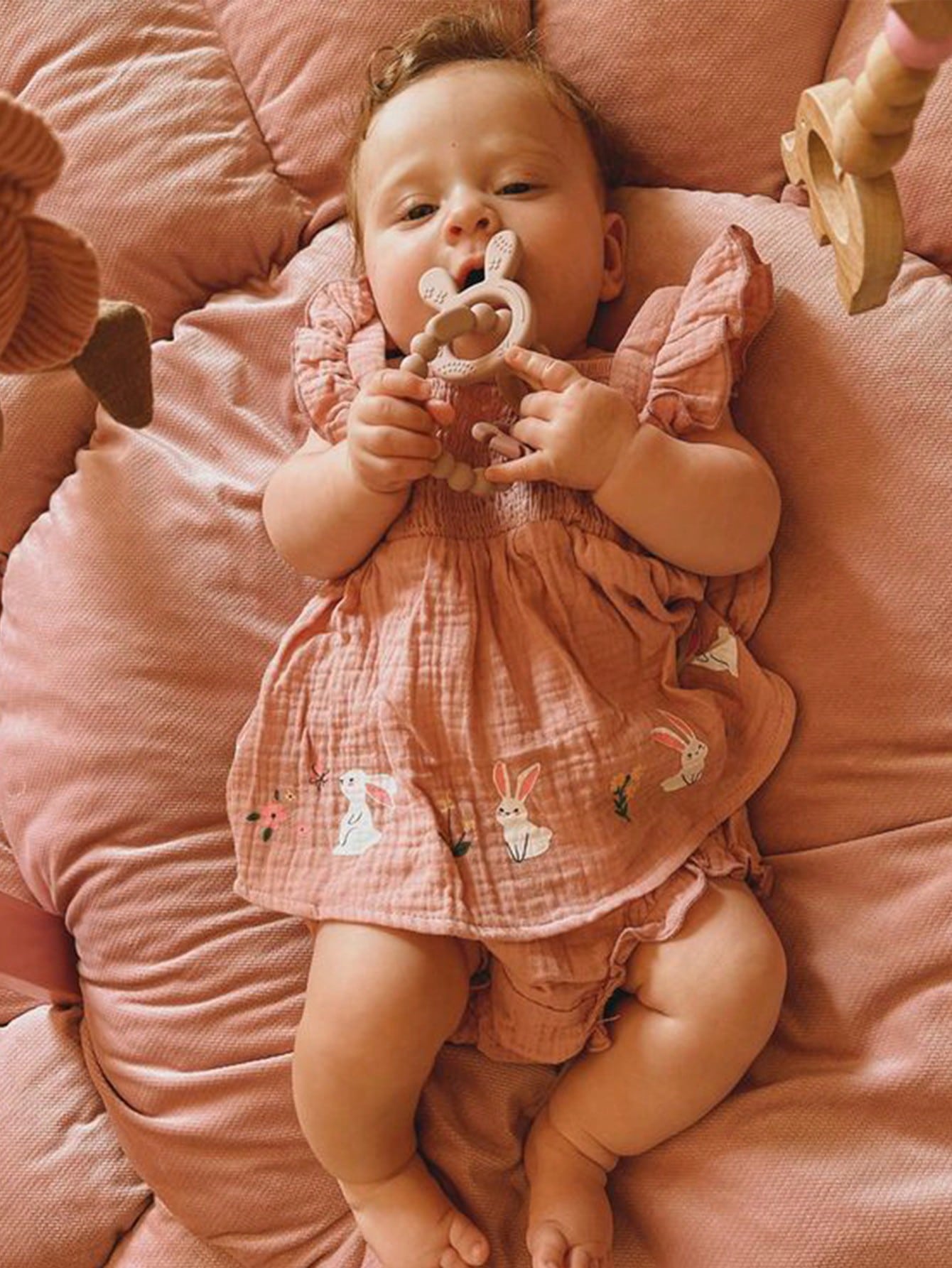 Cozy Pixies Conjunto casual para bebé niña con blusa de cuello cuadrado estampada con flores y conejos con ribete de volantes, y pantalón corto tipo bombacho