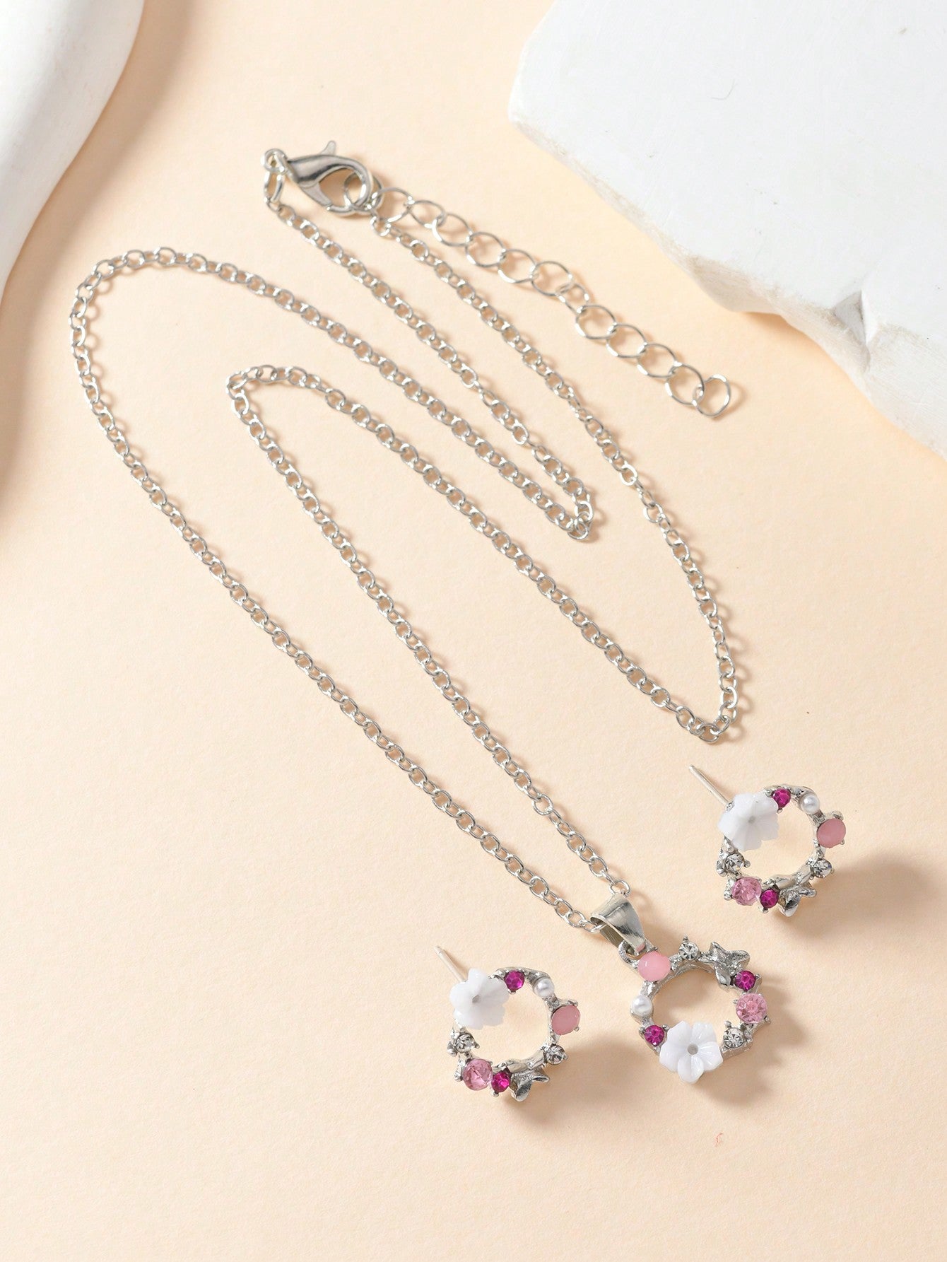 1 set: 1 pieza de aretes con flores + 1 pieza de collar - Conjunto de 3 piezas de aretes, colgante y collar de flores simples para mujer, adecuado para ocasiones casuales diarias y de citas