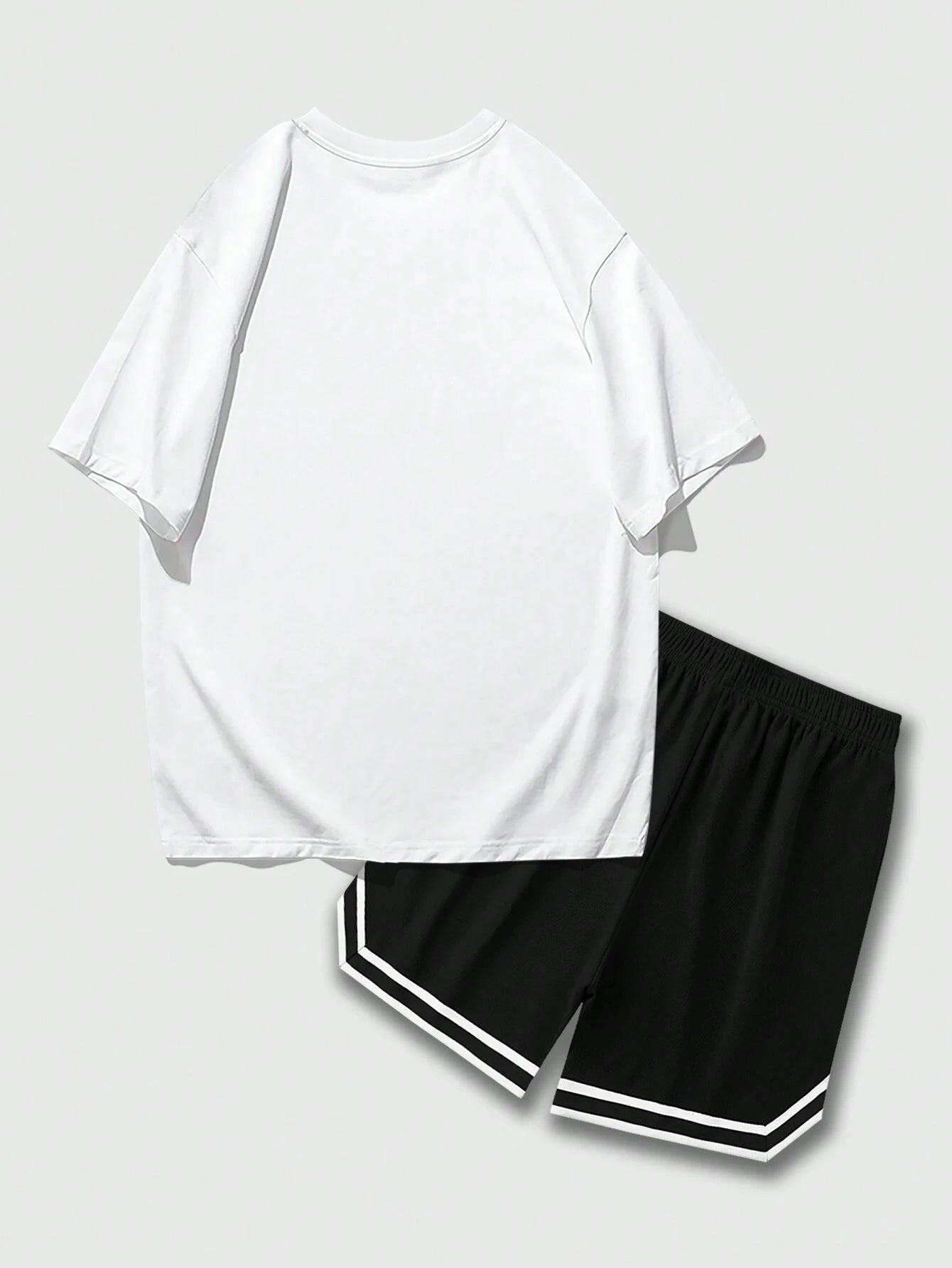 ROMWE Anime Conjunto de camiseta de cuello redondo con estampado de calavera y pantalones cortos con cordón en la cintura para hombre de verano