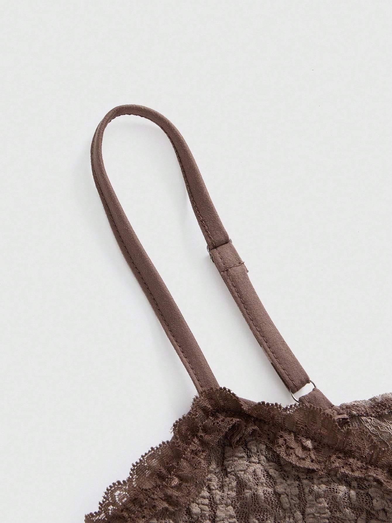 ROMWE Camiseta de tirantes ajustada con dobladillo asimétrico de encaje con textura desgastada y aspecto desaliñado