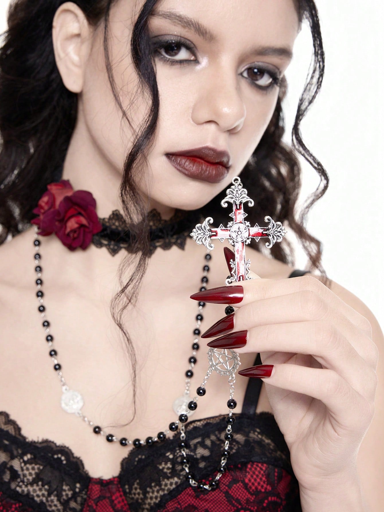 ROMWE Goth Conjunto de 2 piezas Y2K retro de personalidad gótica y estética oscura para el Día de San Valentín: Gargantilla de terciopelo negro y encaje con camelias + Collar con colgante de cadena