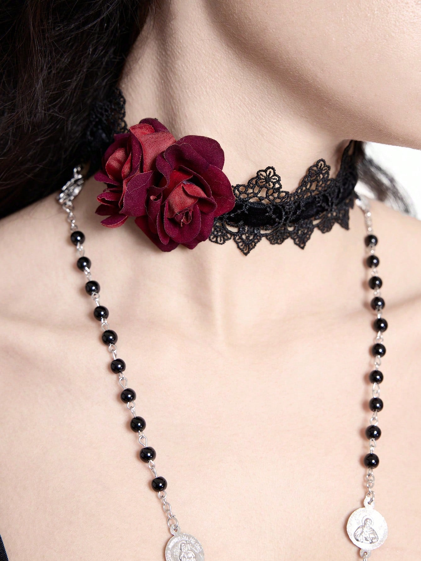 ROMWE Goth Conjunto de 2 piezas Y2K retro de personalidad gótica y estética oscura para el Día de San Valentín: Gargantilla de terciopelo negro y encaje con camelias + Collar con colgante de cadena