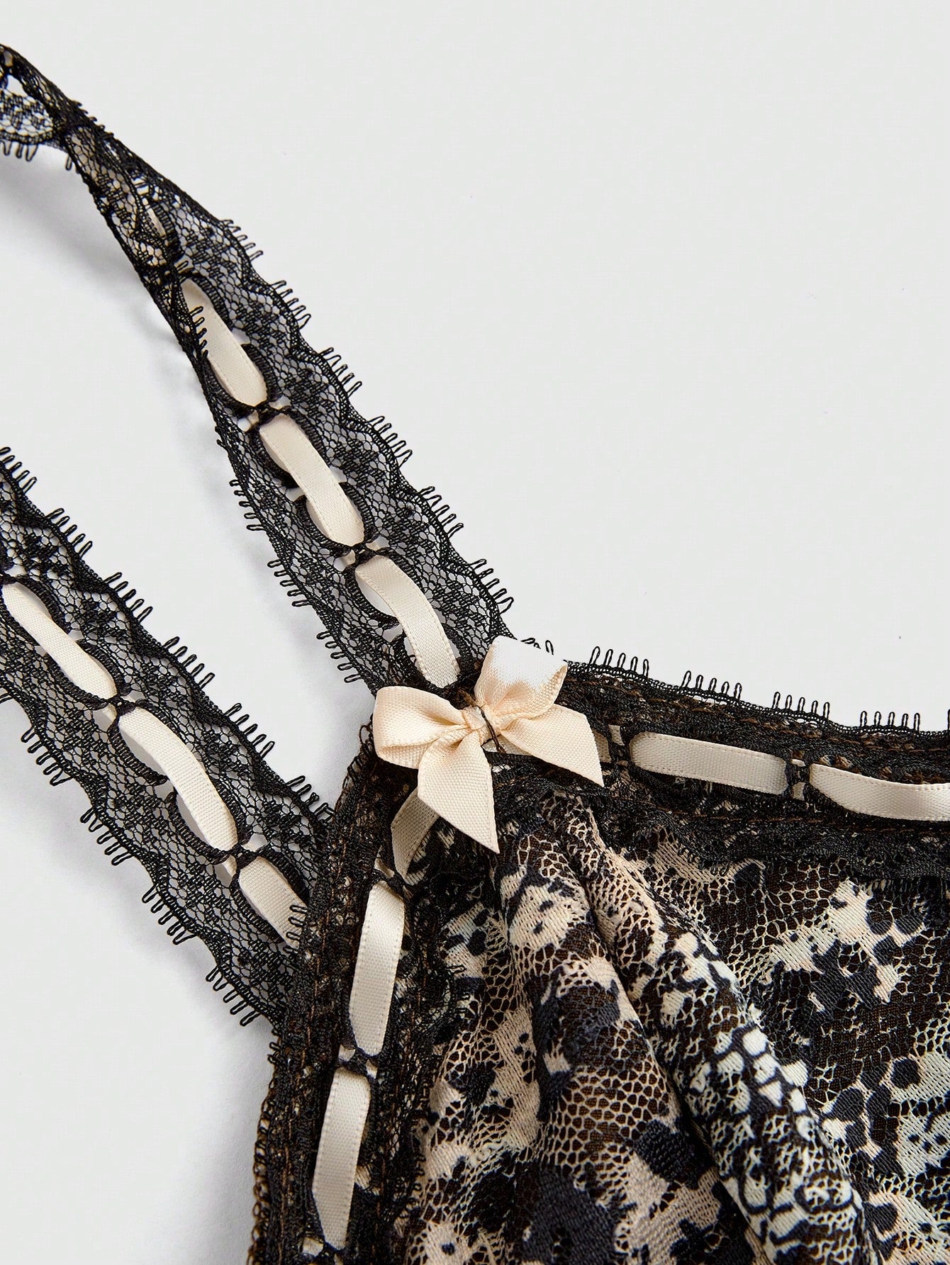 ROMWE Goth Top De Tirantes Con Encaje Y Estampado De Serpiente Con Lazo En El Hombro